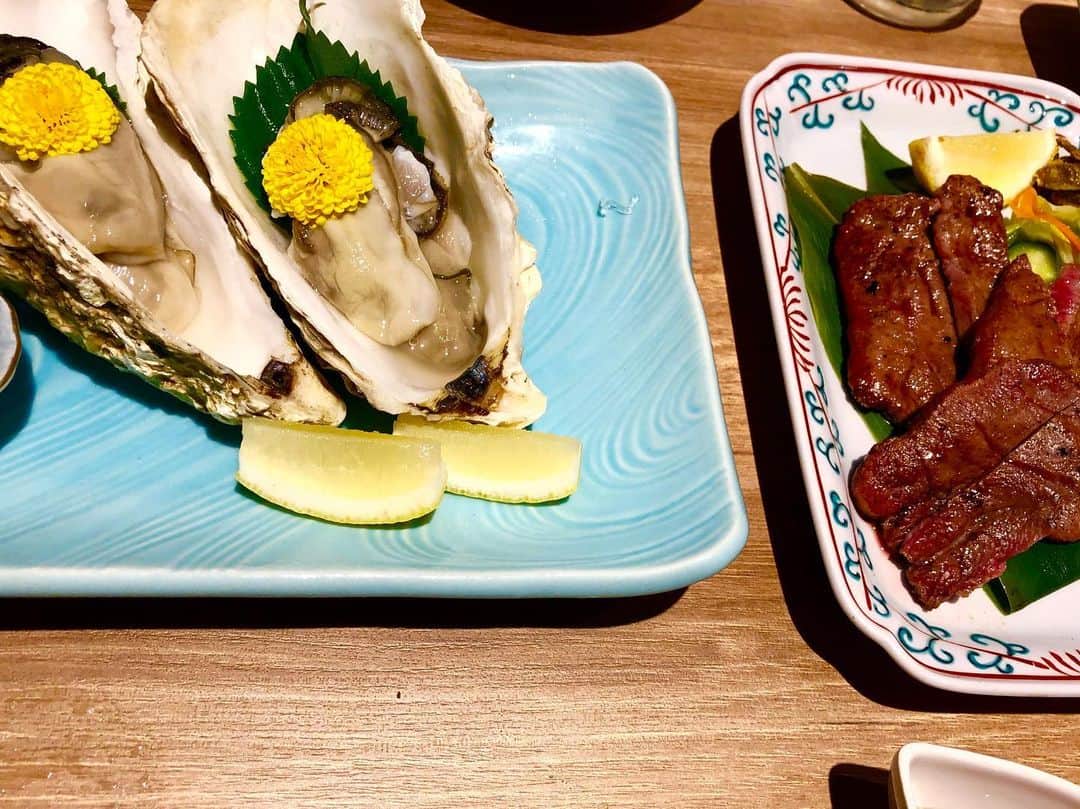 葵さんのインスタグラム写真 - (葵Instagram)「TOUR「辞するモラトリアム」セミファイナル、仙台JUNK BOX公演もみんなと楽しく終えることができました！参加してくれたみんなありがとう。  彩冷えるとして仙台に来るのが9年ぶりという話から、この歳月の間に僕らに、君たちに、そしてこの街に起こった出来事をイメージしてしまい涙が止まらなくなってしまいました。  住んでいないし、身内もいないくせに…と思われるかもしれませんがツアーで何度も訪れていた地に起こった大震災を忘れないし、忘れてはいけない。 今日もこうして歌うことができる幸せを噛み締めながら、自分は生かされた時間で、あと何ができるだろう。なんてぼんやり考えながら喋っていて。 大それたことはできないけれど、精一杯魂を、カラダを削ってでも歌を届けたい。この音楽がステージがパフォーマンスが誰かの日々を少しでも明るく照らしてくれるのなら。 それが僕の生きる意味なんだと今日のライブで再確認しました。  何が起こるかわからない。 いつ終わるかもしれない世界で 今を生きる僕たち。  最期が突然訪れたとしたら 後悔はするだろうけど ステージに対しての後悔だけはしたくない。  いよいよ、次はTOUR FINALの赤坂BLITZです。 みんなで最高の終わりと また新たな一歩を刻みたい。  平日だし仕事とか学校とか色々あるだろうし 色んな地域から 来るのも大変だろうけど 「辞するモラトリアム」に込めた  僕たちの「答え」を 体感しにきてください。  #彩冷える #ayabie #辞するモラトリアム」9月23日 22時26分 - aoi_official0401