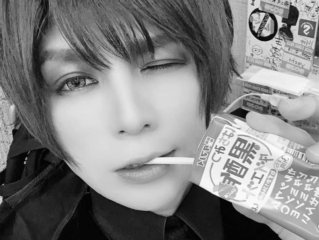 葵さんのインスタグラム写真 - (葵Instagram)「TOUR「辞するモラトリアム」セミファイナル、仙台JUNK BOX公演もみんなと楽しく終えることができました！参加してくれたみんなありがとう。  彩冷えるとして仙台に来るのが9年ぶりという話から、この歳月の間に僕らに、君たちに、そしてこの街に起こった出来事をイメージしてしまい涙が止まらなくなってしまいました。  住んでいないし、身内もいないくせに…と思われるかもしれませんがツアーで何度も訪れていた地に起こった大震災を忘れないし、忘れてはいけない。 今日もこうして歌うことができる幸せを噛み締めながら、自分は生かされた時間で、あと何ができるだろう。なんてぼんやり考えながら喋っていて。 大それたことはできないけれど、精一杯魂を、カラダを削ってでも歌を届けたい。この音楽がステージがパフォーマンスが誰かの日々を少しでも明るく照らしてくれるのなら。 それが僕の生きる意味なんだと今日のライブで再確認しました。  何が起こるかわからない。 いつ終わるかもしれない世界で 今を生きる僕たち。  最期が突然訪れたとしたら 後悔はするだろうけど ステージに対しての後悔だけはしたくない。  いよいよ、次はTOUR FINALの赤坂BLITZです。 みんなで最高の終わりと また新たな一歩を刻みたい。  平日だし仕事とか学校とか色々あるだろうし 色んな地域から 来るのも大変だろうけど 「辞するモラトリアム」に込めた  僕たちの「答え」を 体感しにきてください。  #彩冷える #ayabie #辞するモラトリアム」9月23日 22時26分 - aoi_official0401