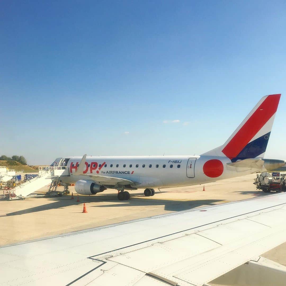 bon ponさんのインスタグラム写真 - (bon ponInstagram)「南フランス オクシタニー地方の旅🇫🇷 9月17日(火)続き 【ロザリオ・バジリカ聖堂】 1889年に完成したロザリオ聖堂と、1876年に聖母マリアに捧げられたバジリカ聖堂（無原罪のお宿り聖堂）が重なる形で佇みます。また、地下には聖ピオ10世の地下バジリカ聖堂があります。あらゆる病気やけがを持った人でもはいれるように配慮された広い空間と、祭壇が空間の中央にあり、周囲を囲む人々に向けて６言語で行われる礼拝が特徴です。 ＊ 広大な地下聖堂は、ベッドに横たわったままでも御ミサに与れるように、祭壇の周りに広いスペースがとられていました。 聖堂を支える柱は可動式で、耐震構造になっているそうです。 ・ ランチは、素敵なホテル内のレストラン『Gallia et Londres』でいただきました🍴 イカ墨のパスタ添えのホタテ料理がとても美味しかったです。もちろんデザートも😍😍 ・ ランチの後は、一路ポー空港へ向けて車を走らせました🚙 ポー空港で、ガイドと車の運転でずっとお世話になったノブコさんとお別れしました🤝😊😊👋 私達とフランス観光開発機構のナツミさんは、シャルル・ド・ゴール空港に向かいました✈️ ・ @Tourisme_en_Occitanie ・ ・ #TourismeOccitanie #DestinationPyrenees #Lourdes #フランス観光開発機構 #南フランス #オクシタニー地方 #ルルド #夫婦 #60代 #ファッション #コーディネート #リンクコーデ #夫婦コーデ #グレイヘア #白髪 #共白髪 #couple #over60 #fashion #coordinate #instafashion #instagramjapan #greyhair #bonpon511 ・ 終わり」9月23日 22時20分 - bonpon511