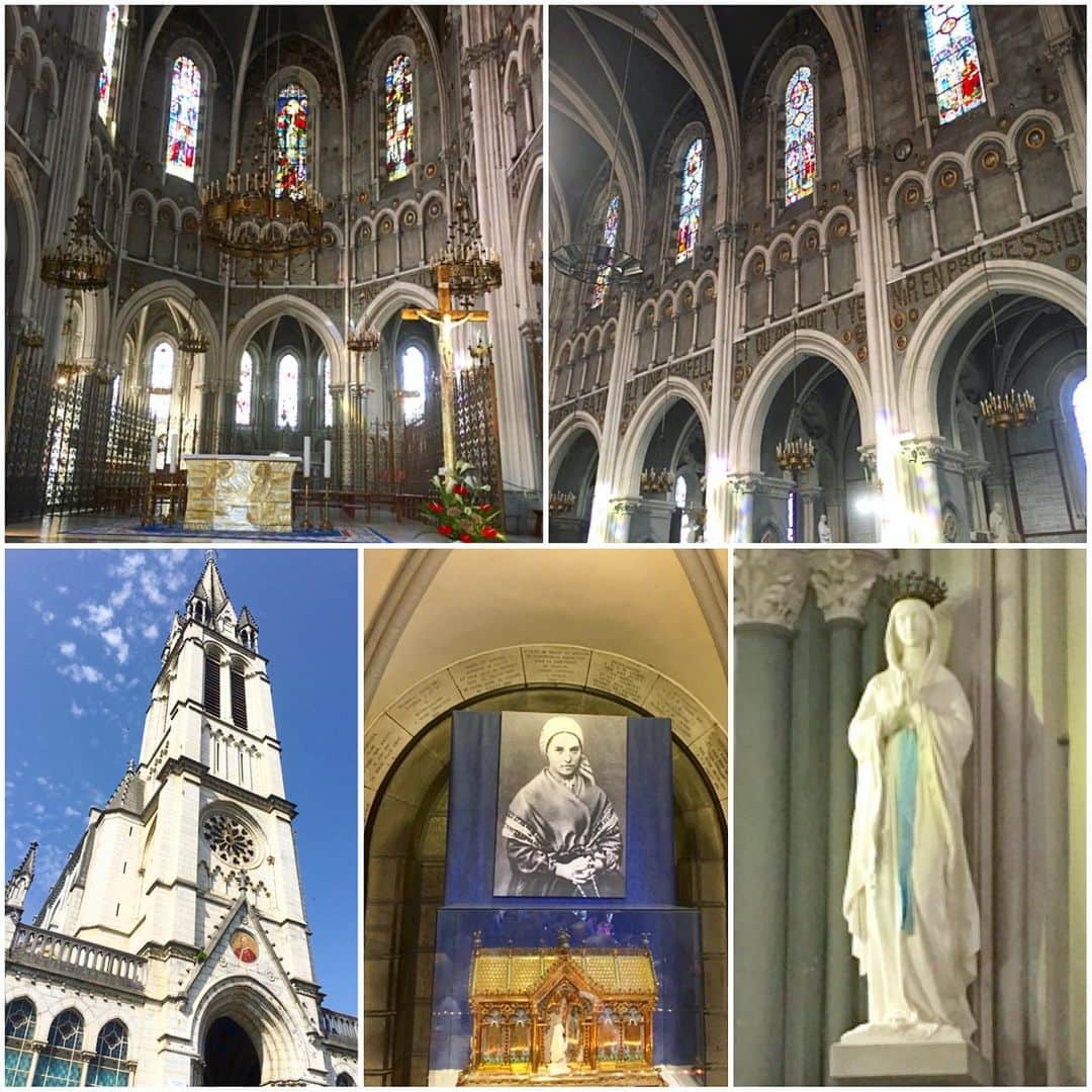 bon ponさんのインスタグラム写真 - (bon ponInstagram)「南フランス オクシタニー地方の旅🇫🇷 9月17日(火)続き 【ロザリオ・バジリカ聖堂】 1889年に完成したロザリオ聖堂と、1876年に聖母マリアに捧げられたバジリカ聖堂（無原罪のお宿り聖堂）が重なる形で佇みます。また、地下には聖ピオ10世の地下バジリカ聖堂があります。あらゆる病気やけがを持った人でもはいれるように配慮された広い空間と、祭壇が空間の中央にあり、周囲を囲む人々に向けて６言語で行われる礼拝が特徴です。 ＊ 広大な地下聖堂は、ベッドに横たわったままでも御ミサに与れるように、祭壇の周りに広いスペースがとられていました。 聖堂を支える柱は可動式で、耐震構造になっているそうです。 ・ ランチは、素敵なホテル内のレストラン『Gallia et Londres』でいただきました🍴 イカ墨のパスタ添えのホタテ料理がとても美味しかったです。もちろんデザートも😍😍 ・ ランチの後は、一路ポー空港へ向けて車を走らせました🚙 ポー空港で、ガイドと車の運転でずっとお世話になったノブコさんとお別れしました🤝😊😊👋 私達とフランス観光開発機構のナツミさんは、シャルル・ド・ゴール空港に向かいました✈️ ・ @Tourisme_en_Occitanie ・ ・ #TourismeOccitanie #DestinationPyrenees #Lourdes #フランス観光開発機構 #南フランス #オクシタニー地方 #ルルド #夫婦 #60代 #ファッション #コーディネート #リンクコーデ #夫婦コーデ #グレイヘア #白髪 #共白髪 #couple #over60 #fashion #coordinate #instafashion #instagramjapan #greyhair #bonpon511 ・ 終わり」9月23日 22時20分 - bonpon511
