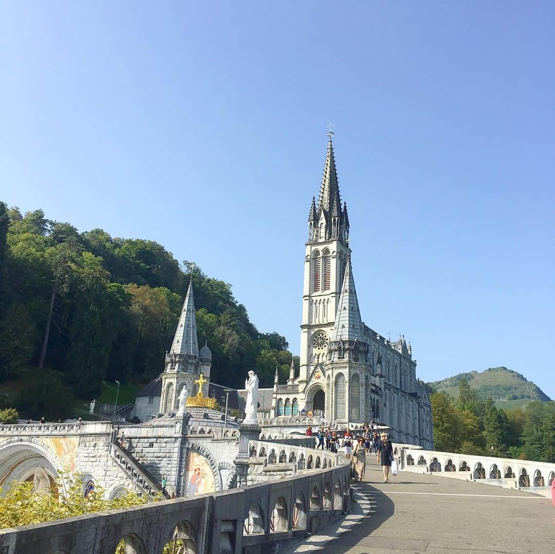 bon ponさんのインスタグラム写真 - (bon ponInstagram)「南フランス オクシタニー地方の旅🇫🇷 9月17日(火)続き 【ロザリオ・バジリカ聖堂】 1889年に完成したロザリオ聖堂と、1876年に聖母マリアに捧げられたバジリカ聖堂（無原罪のお宿り聖堂）が重なる形で佇みます。また、地下には聖ピオ10世の地下バジリカ聖堂があります。あらゆる病気やけがを持った人でもはいれるように配慮された広い空間と、祭壇が空間の中央にあり、周囲を囲む人々に向けて６言語で行われる礼拝が特徴です。 ＊ 広大な地下聖堂は、ベッドに横たわったままでも御ミサに与れるように、祭壇の周りに広いスペースがとられていました。 聖堂を支える柱は可動式で、耐震構造になっているそうです。 ・ ランチは、素敵なホテル内のレストラン『Gallia et Londres』でいただきました🍴 イカ墨のパスタ添えのホタテ料理がとても美味しかったです。もちろんデザートも😍😍 ・ ランチの後は、一路ポー空港へ向けて車を走らせました🚙 ポー空港で、ガイドと車の運転でずっとお世話になったノブコさんとお別れしました🤝😊😊👋 私達とフランス観光開発機構のナツミさんは、シャルル・ド・ゴール空港に向かいました✈️ ・ @Tourisme_en_Occitanie ・ ・ #TourismeOccitanie #DestinationPyrenees #Lourdes #フランス観光開発機構 #南フランス #オクシタニー地方 #ルルド #夫婦 #60代 #ファッション #コーディネート #リンクコーデ #夫婦コーデ #グレイヘア #白髪 #共白髪 #couple #over60 #fashion #coordinate #instafashion #instagramjapan #greyhair #bonpon511 ・ 終わり」9月23日 22時20分 - bonpon511