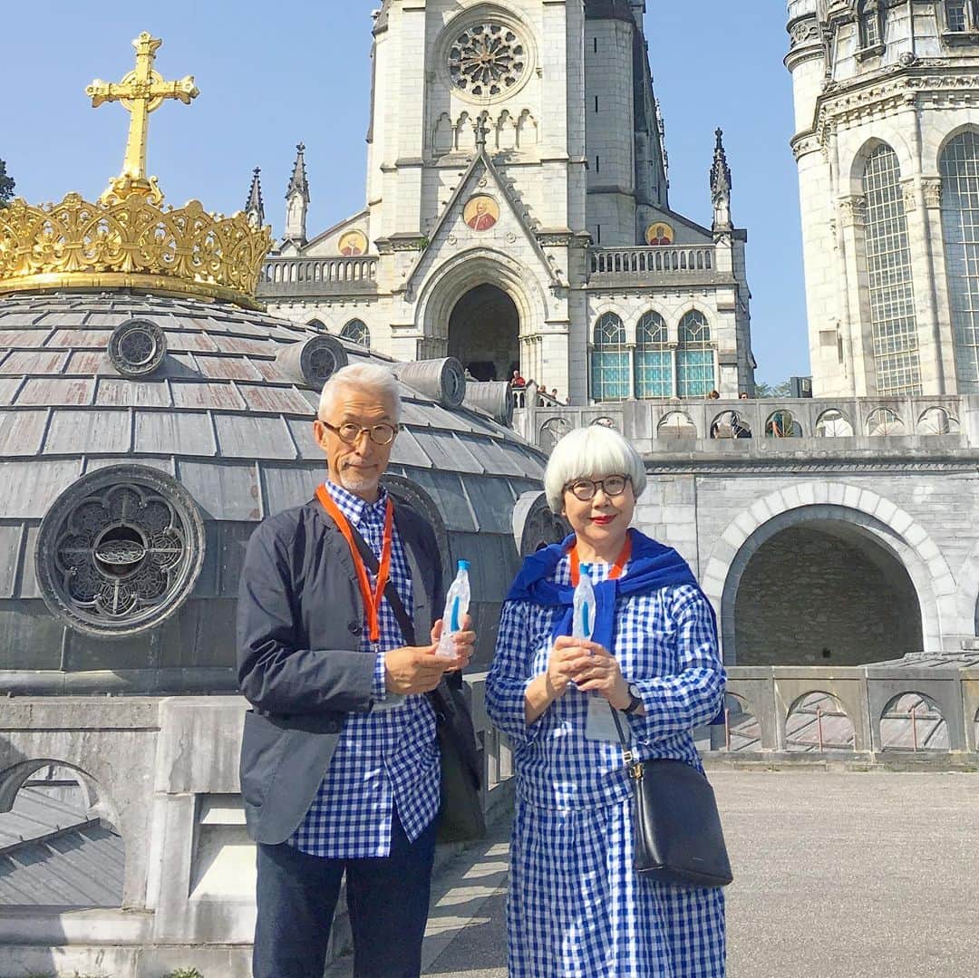 bon ponさんのインスタグラム写真 - (bon ponInstagram)「南フランス オクシタニー地方の旅🇫🇷 9月17日(火)続き 【ロザリオ・バジリカ聖堂】 1889年に完成したロザリオ聖堂と、1876年に聖母マリアに捧げられたバジリカ聖堂（無原罪のお宿り聖堂）が重なる形で佇みます。また、地下には聖ピオ10世の地下バジリカ聖堂があります。あらゆる病気やけがを持った人でもはいれるように配慮された広い空間と、祭壇が空間の中央にあり、周囲を囲む人々に向けて６言語で行われる礼拝が特徴です。 ＊ 広大な地下聖堂は、ベッドに横たわったままでも御ミサに与れるように、祭壇の周りに広いスペースがとられていました。 聖堂を支える柱は可動式で、耐震構造になっているそうです。 ・ ランチは、素敵なホテル内のレストラン『Gallia et Londres』でいただきました🍴 イカ墨のパスタ添えのホタテ料理がとても美味しかったです。もちろんデザートも😍😍 ・ ランチの後は、一路ポー空港へ向けて車を走らせました🚙 ポー空港で、ガイドと車の運転でずっとお世話になったノブコさんとお別れしました🤝😊😊👋 私達とフランス観光開発機構のナツミさんは、シャルル・ド・ゴール空港に向かいました✈️ ・ @Tourisme_en_Occitanie ・ ・ #TourismeOccitanie #DestinationPyrenees #Lourdes #フランス観光開発機構 #南フランス #オクシタニー地方 #ルルド #夫婦 #60代 #ファッション #コーディネート #リンクコーデ #夫婦コーデ #グレイヘア #白髪 #共白髪 #couple #over60 #fashion #coordinate #instafashion #instagramjapan #greyhair #bonpon511 ・ 終わり」9月23日 22時20分 - bonpon511