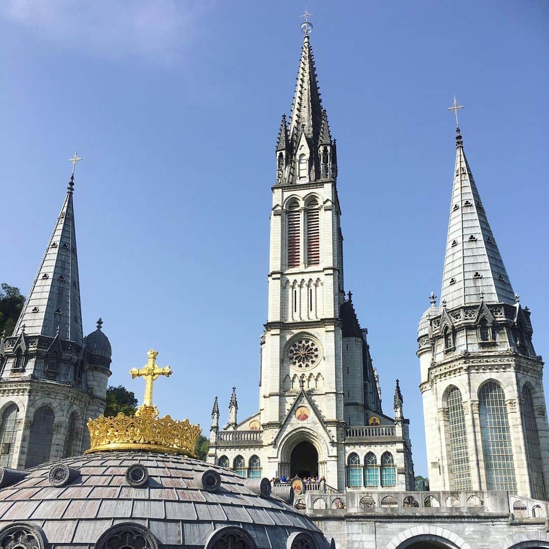 bon ponさんのインスタグラム写真 - (bon ponInstagram)「南フランス オクシタニー地方の旅🇫🇷 9月17日(火)続き 【ロザリオ・バジリカ聖堂】 1889年に完成したロザリオ聖堂と、1876年に聖母マリアに捧げられたバジリカ聖堂（無原罪のお宿り聖堂）が重なる形で佇みます。また、地下には聖ピオ10世の地下バジリカ聖堂があります。あらゆる病気やけがを持った人でもはいれるように配慮された広い空間と、祭壇が空間の中央にあり、周囲を囲む人々に向けて６言語で行われる礼拝が特徴です。 ＊ 広大な地下聖堂は、ベッドに横たわったままでも御ミサに与れるように、祭壇の周りに広いスペースがとられていました。 聖堂を支える柱は可動式で、耐震構造になっているそうです。 ・ ランチは、素敵なホテル内のレストラン『Gallia et Londres』でいただきました🍴 イカ墨のパスタ添えのホタテ料理がとても美味しかったです。もちろんデザートも😍😍 ・ ランチの後は、一路ポー空港へ向けて車を走らせました🚙 ポー空港で、ガイドと車の運転でずっとお世話になったノブコさんとお別れしました🤝😊😊👋 私達とフランス観光開発機構のナツミさんは、シャルル・ド・ゴール空港に向かいました✈️ ・ @Tourisme_en_Occitanie ・ ・ #TourismeOccitanie #DestinationPyrenees #Lourdes #フランス観光開発機構 #南フランス #オクシタニー地方 #ルルド #夫婦 #60代 #ファッション #コーディネート #リンクコーデ #夫婦コーデ #グレイヘア #白髪 #共白髪 #couple #over60 #fashion #coordinate #instafashion #instagramjapan #greyhair #bonpon511 ・ 終わり」9月23日 22時20分 - bonpon511