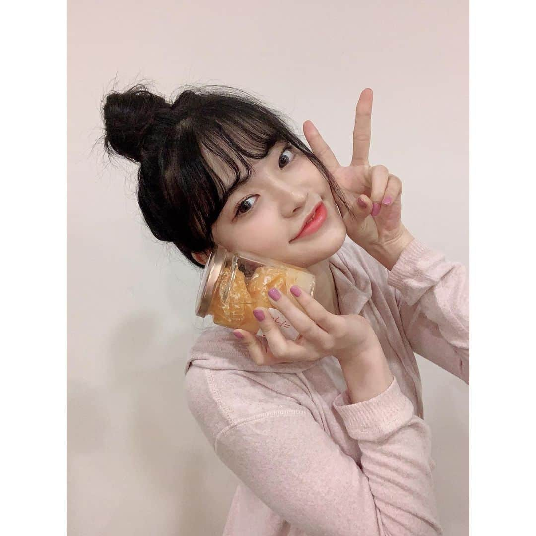 DIAさんのインスタグラム写真 - (DIAInstagram)「⠀ 오늘 깜짝 브이앱! 모두 재미있게 보셨나요?😂 ⠀ 4주년을 다시 한 번 기념해서 다이아가 손수 만든 귤청🍊 에이드를 위해 만들었어요❤️ ⠀ 열심히 만드는 멤버들과 열심히 응원한 에이드가 오늘 함께 했듯 앞으로도 계속 에이드와 함께하는 다이아가 됐으면 좋겠어요💎 ⠀ 다시 한번 다이아의 4주년을 함께해주셔서 감사합니다😘 ⠀ #다이아 #DIA」9月23日 22時23分 - mbk.dia