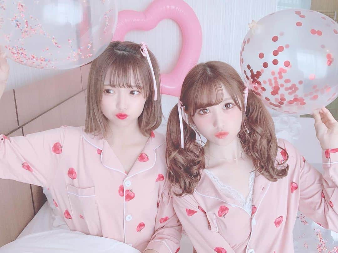 田口未彩さんのインスタグラム写真 - (田口未彩Instagram)「🎀 . . タイのホテルでりのと パジャマパーティー🎀 . いちごのパジャマおそろい かわいーでしょー🍓💕 . 同い年コンビ💗 . . . #パジャマ #パジャマパーティー #いちごパジャマ #苺パジャマ #いちご柄 #いちご #苺 #ピンク #ピンクパジャマ #ピンク加工 #ピンクリボン #リボンアレンジ #ヘアアレンジ #ツインテール #りんごヘアー #インスタ映え #映え #タイ旅行 #タイ #タイホテル #パタヤ #パタヤ旅行 #パタヤ観光 #パタヤホテル #タイ観光 #ジェラピケ #女子会 #部屋着 #レースキャミ」9月23日 22時24分 - miiro_taguchi