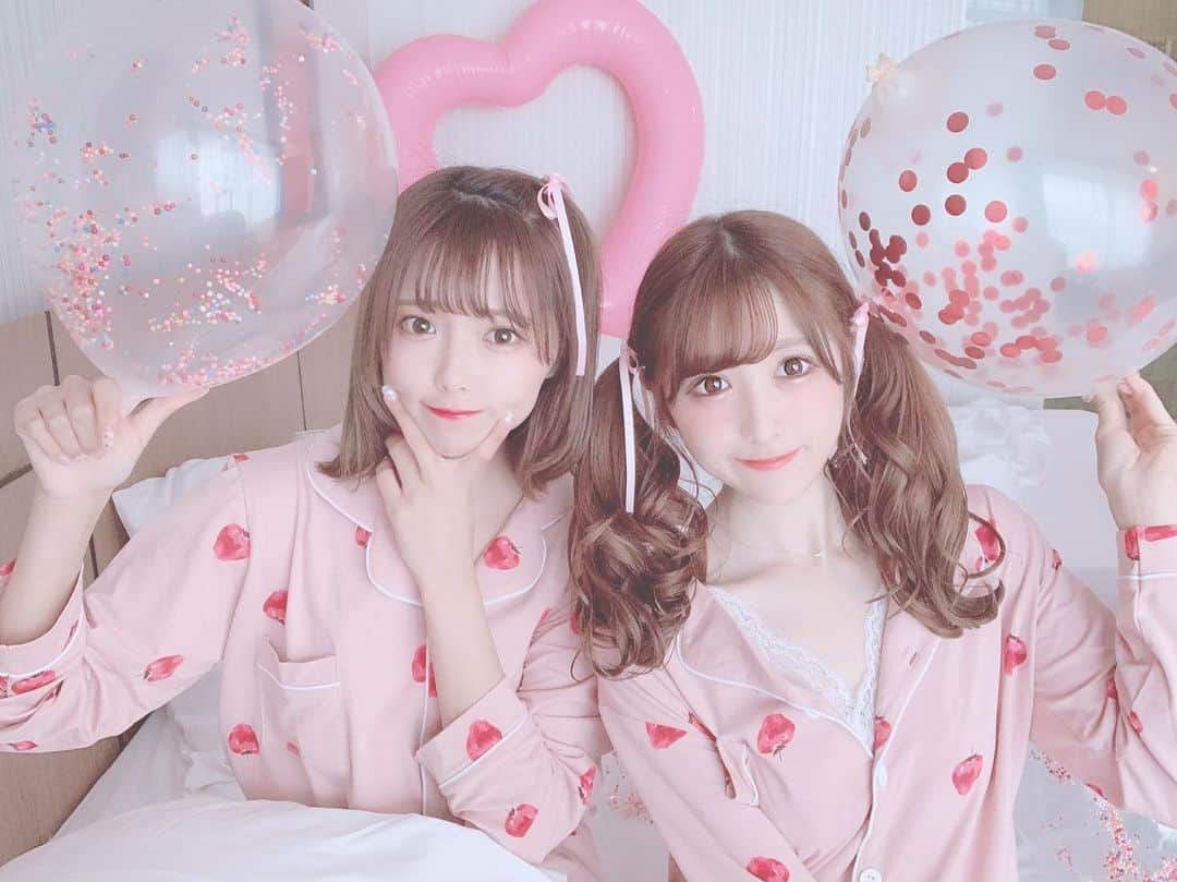 田口未彩さんのインスタグラム写真 - (田口未彩Instagram)「🎀 . . タイのホテルでりのと パジャマパーティー🎀 . いちごのパジャマおそろい かわいーでしょー🍓💕 . 同い年コンビ💗 . . . #パジャマ #パジャマパーティー #いちごパジャマ #苺パジャマ #いちご柄 #いちご #苺 #ピンク #ピンクパジャマ #ピンク加工 #ピンクリボン #リボンアレンジ #ヘアアレンジ #ツインテール #りんごヘアー #インスタ映え #映え #タイ旅行 #タイ #タイホテル #パタヤ #パタヤ旅行 #パタヤ観光 #パタヤホテル #タイ観光 #ジェラピケ #女子会 #部屋着 #レースキャミ」9月23日 22時24分 - miiro_taguchi