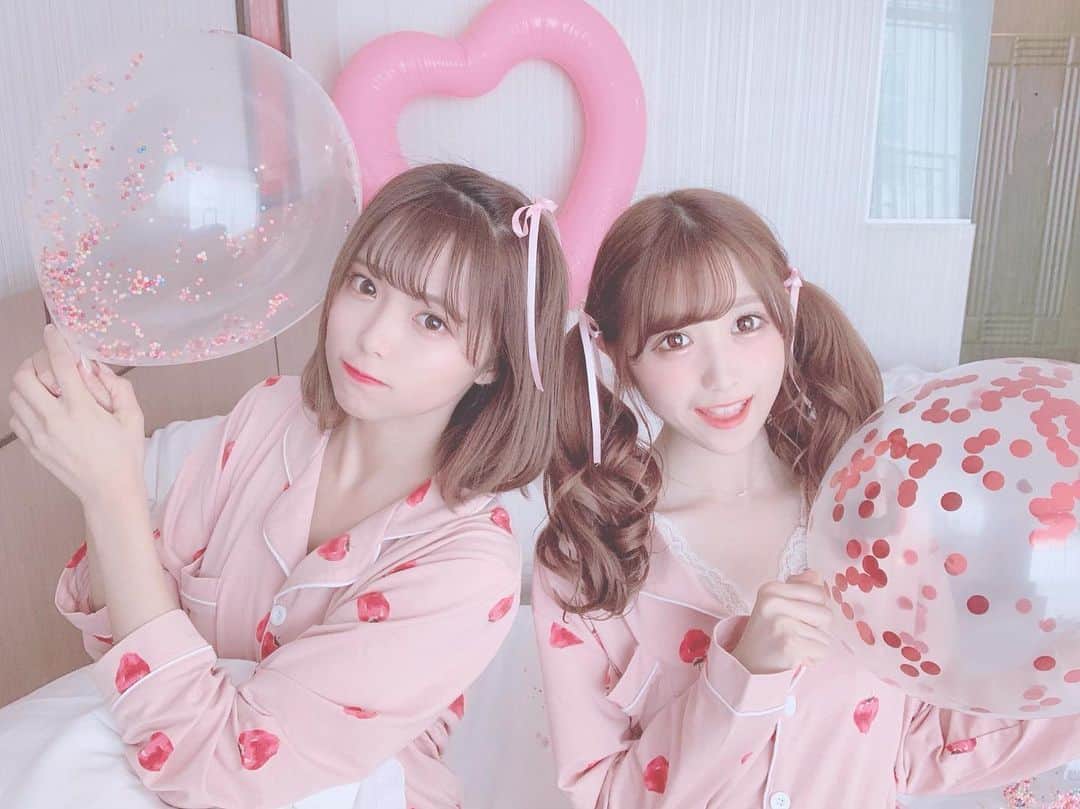 田口未彩さんのインスタグラム写真 - (田口未彩Instagram)「🎀 . . タイのホテルでりのと パジャマパーティー🎀 . いちごのパジャマおそろい かわいーでしょー🍓💕 . 同い年コンビ💗 . . . #パジャマ #パジャマパーティー #いちごパジャマ #苺パジャマ #いちご柄 #いちご #苺 #ピンク #ピンクパジャマ #ピンク加工 #ピンクリボン #リボンアレンジ #ヘアアレンジ #ツインテール #りんごヘアー #インスタ映え #映え #タイ旅行 #タイ #タイホテル #パタヤ #パタヤ旅行 #パタヤ観光 #パタヤホテル #タイ観光 #ジェラピケ #女子会 #部屋着 #レースキャミ」9月23日 22時24分 - miiro_taguchi