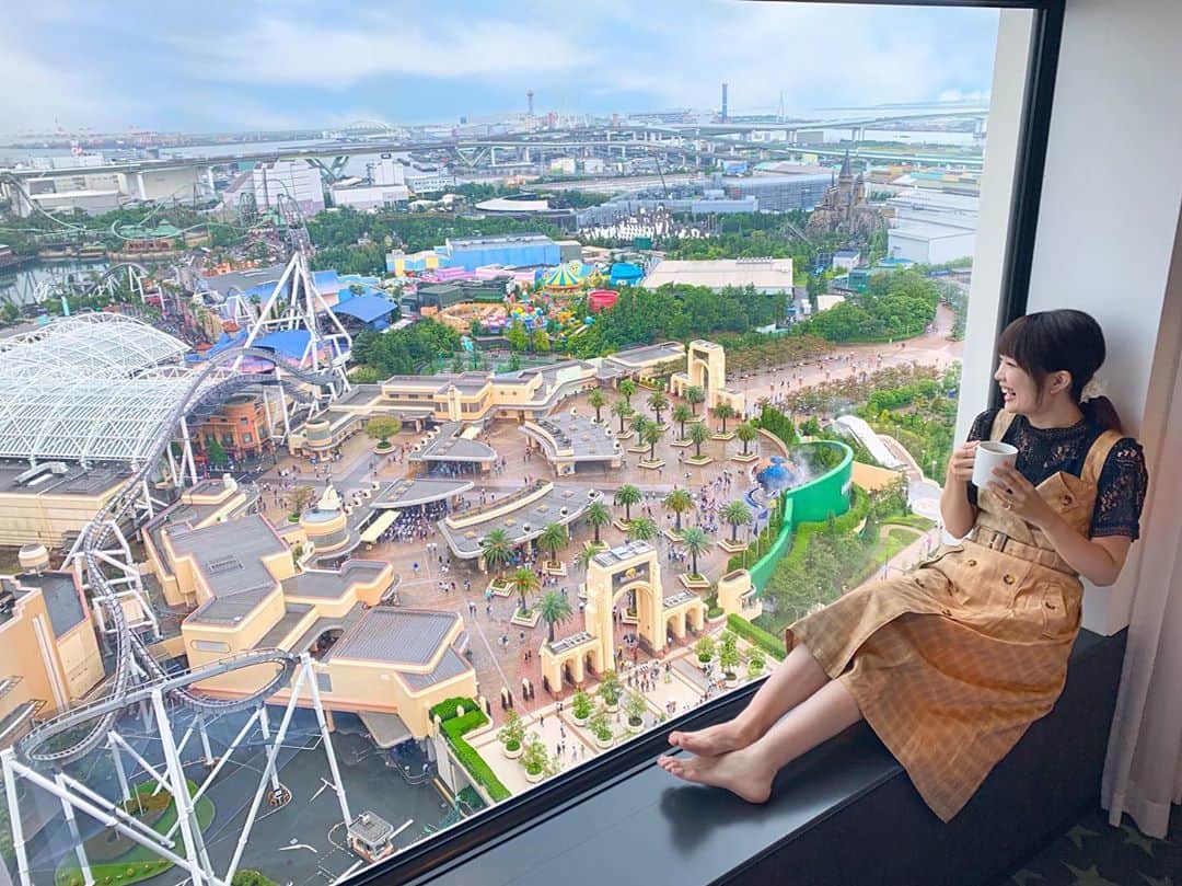 浅井麻里さんのインスタグラム写真 - (浅井麻里Instagram)「🎢🌏﻿ ﻿ この前のUSJ旅行で泊まったのは、﻿ ザ・パークフロントホテル・﻿ アット・ユニバーサルスタジオジャパン✨﻿ ﻿ 実は前にも宿泊したことあって、﻿ その時に大きなガラス窓から見下ろした﻿ パークの景色に感動したんだけど、﻿ 今回もパークビューのお部屋に…！😍💕﻿ またこの景色が見られるなんて最高✨✨﻿ ﻿ 大好きなハリポタのホグワーツはもちろん、﻿ USJ全体が真下に広がってるの！🎢﻿ まるでミニチュア見てるみたいな感覚👀（笑）﻿ ﻿ この景色、ぜひ泊まって見てほしい！！﻿ 夜景もすごく綺麗だったから、﻿ そっちの写真もまたアップします⭐️﻿ ﻿ ﻿ 2枚目は動画にしてみた🎬﻿ ホグワーツ城を指差してるから見てね💓🏰﻿ ﻿ ﻿ #ザパークフロントホテルアットユニバーサルスタジオジャパン#パークフロントホテル#パークフロントホテルusj#ここにitta#itta_zekkei#ユニバーサルスタジオジャパン#マイトリ#大阪#usj#TheParkFrontHotelatUniversalStudiosJapan#大阪mari」9月23日 22時27分 - mari_asai_625