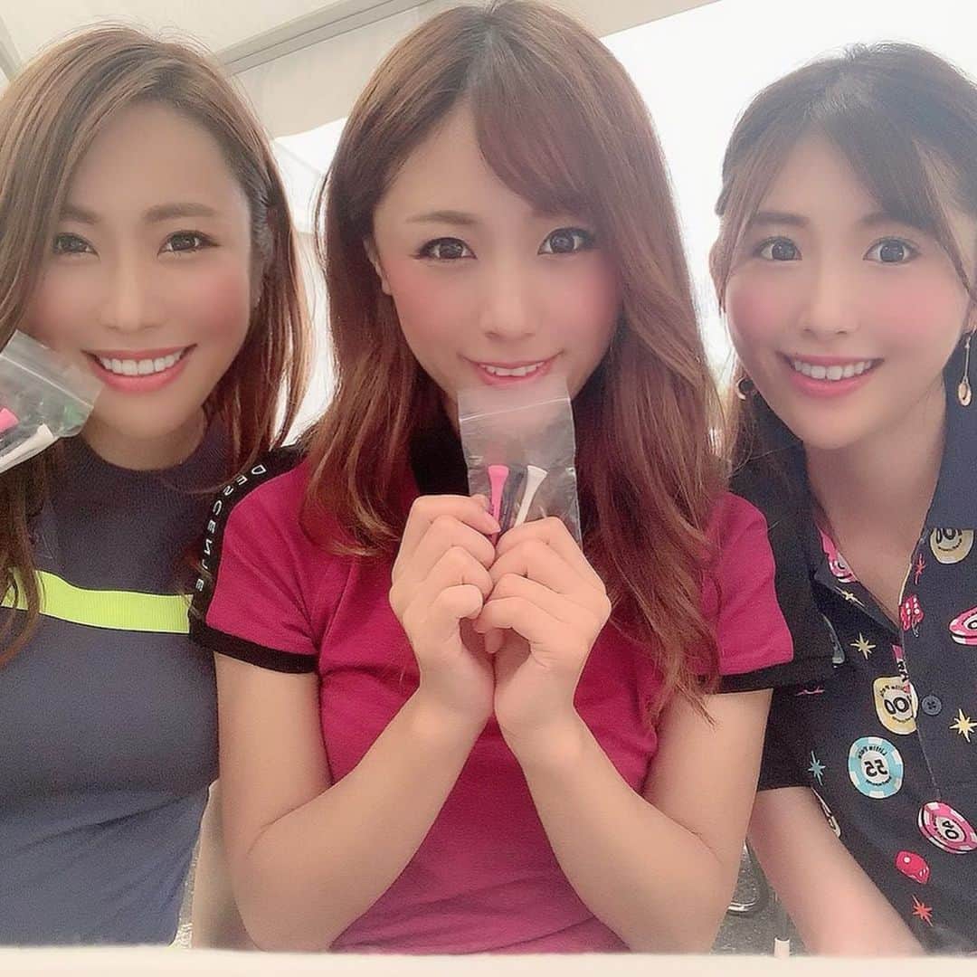 渡瀬茜さんのインスタグラム写真 - (渡瀬茜Instagram)「デサントレディース東海クラシック3日間ありがとうございました😊時の人渋野日向子プロが逆転優勝でとても盛り上がりを見せたデサントレディース東海クラシック⛳️雨予報も3日間ほとんど雨も降らずデサントブースのイベントも大盛況、〝いつも応援しています〟〝インスタ見てます〟〝YouTube見てます〟〝今年も会えて嬉しいです〟などなど、たくさんの皆様に声を掛けて頂いて本当に嬉しかったです💕ブースが混み合って忙しがったのでお写真撮れなかった方や、一瞬しかお話し出来なかった方ごめんね😭でも忙しい中そう言ったありがたいお声のおかげでめちゃめちゃ元気貰えました(*´꒳`*)また皆様にお会いできるの楽しみにしています😊これからも応援宜しくお願いします💖ゴルフももっと頑張るぞー＼＼\\٩( 'ω' )و //／／ #デサントレディース東海クラシック#デサント#ルコック#lecoqgolf #lecoqsportif #デサントゴルフ#マンシングウェア#マンシング#ランバン#srixon#カッターアンドバック#渋野日向子プロ#感謝#感激#ありがとうございます」9月23日 22時32分 - wataseakane1