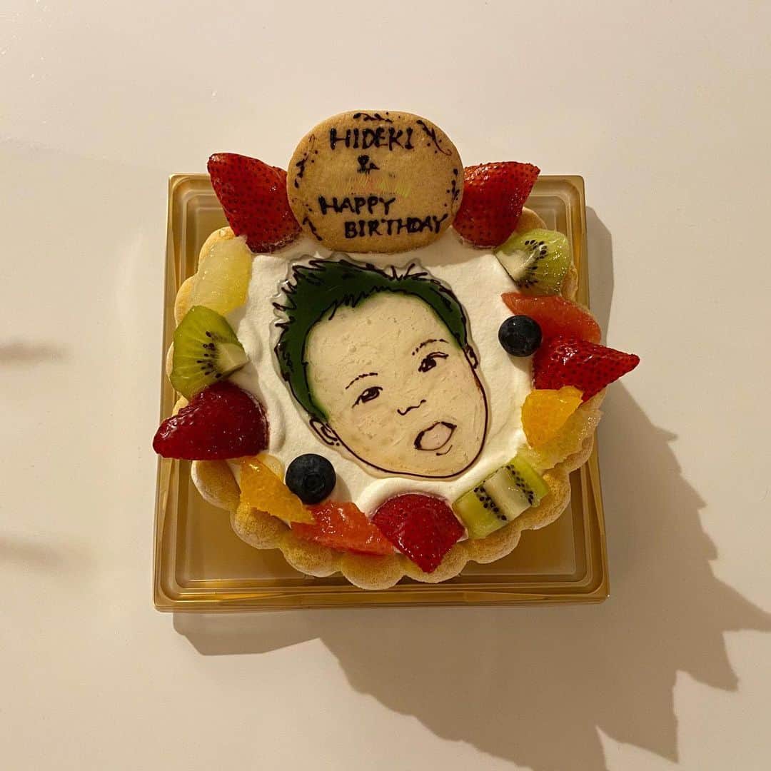 姫野れみのインスタグラム：「娘の似顔絵ケーキ🧁🍓🍊 夫のJr.ユース時代の友人から素敵なサプライズ♡ 細かい所までちゃんと描かれていて娘そっくり！ 嬉しすぎて食べるのもったいなかったなぁ、🥺」