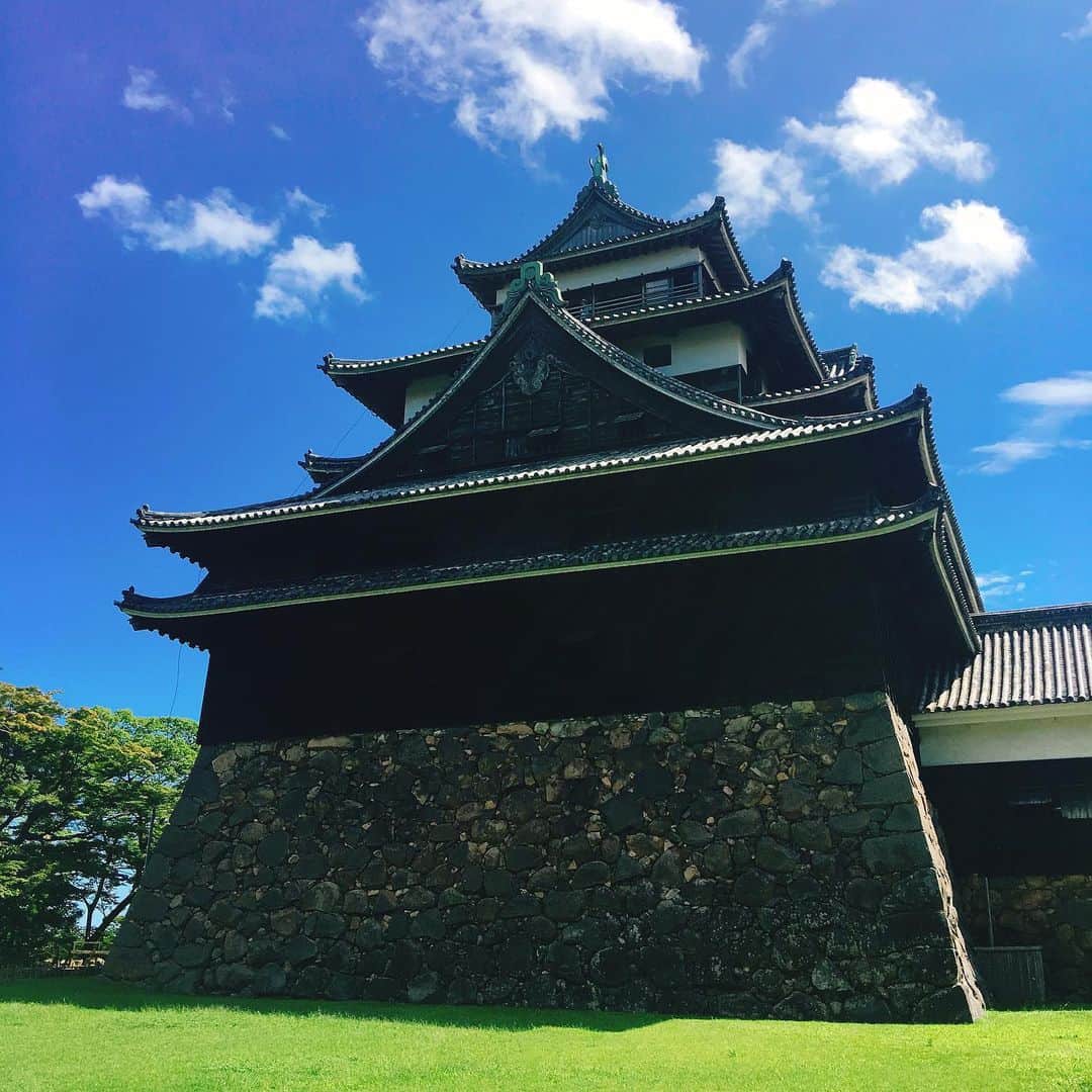 のインスタグラム：「2日目。松江城と天守閣からの風景。めちゃくちゃ天気がよくてありがたかったけど、とにかく暑かったー！焼けたー！ #松江城　#japanesecastle #matsuecastle  #おでかけ金巻」