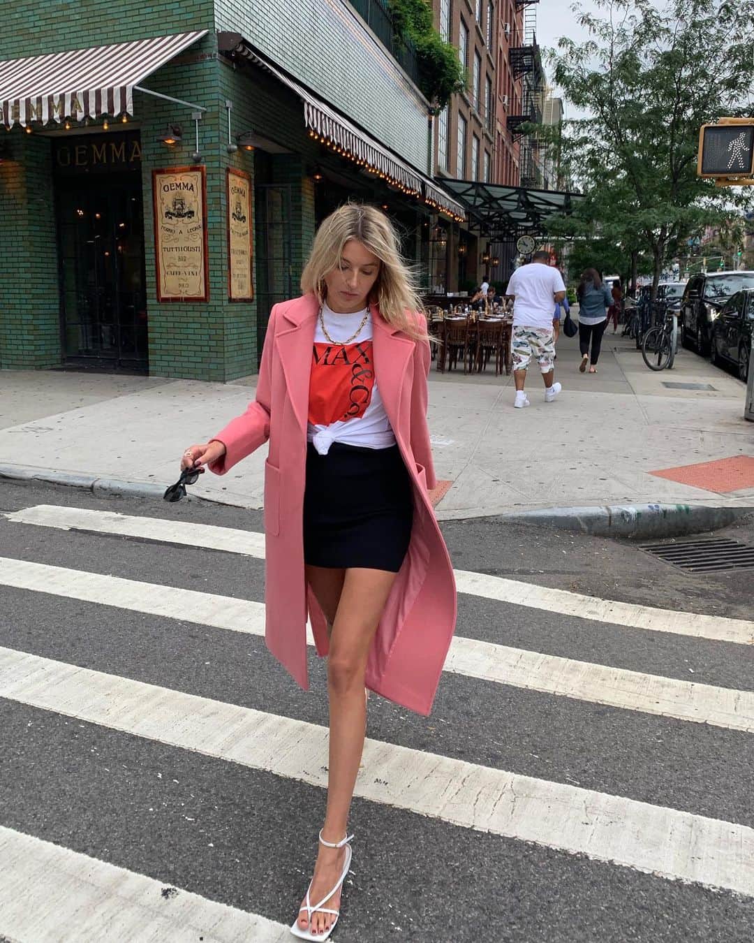 Camille Charriereさんのインスタグラム写真 - (Camille CharriereInstagram)「Making a case for the naughties’ knot-tee and lotsa leg (naughty!) #seewhatididthere  @maxandco #maxitup #ad」9月23日 22時40分 - camillecharriere