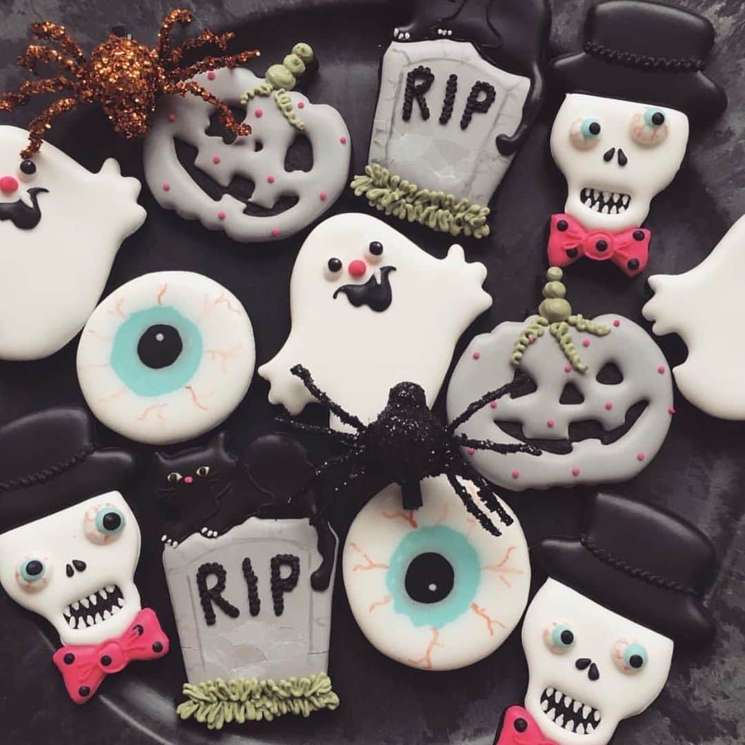 kikkoのインスタグラム：「Halloween icingcookie lesson  お久しぶりのレッスンです😆 A)10月27日日曜日11時〜13時 B)10月29日火曜日11時〜13時 tea付き5400円 クッキーに、ロイヤルアイシングでデコレーションしていただきます。 まだサンプル出来てません〜いつも、ごめんなさい🙇‍♀️ 注)写真は、過去のサンプルです😅  レッスンご希望の方は、 メールまたは、InstagramDMにて承ります。 ⚪︎お名前⚪︎お電話番号⚪︎ご希望のお日にちを教えてください。 皆さまにお会い出来る日を楽しみにしております。 どうぞよろしくお願い致します。」