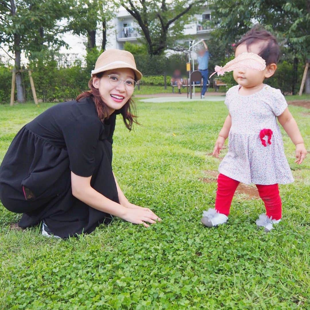 吉田明世さんのインスタグラム写真 - (吉田明世Instagram)「秋分の日🌾 お昼寝から目覚めたあと、公園へ👧 歩けるようになったので 楽しい〜 転んだ時は 手をパンパンってするんだよ ってパパに教えてもらってました🙌 公園にあった遊具が 意外とハードで 落下した時の顔がやばいよと夫に言われ、写真見返したらほんとにやばかった🙃 おやすみなさい😪 #公園ではしゃぐ娘 #娘以上にはしゃぐ夫 #それをベンチから見守る私 #見守ってる風に見せかけて実はただ休んでいる #娘の帽子は風に飛ばされるため断念 #また行こうね〜」9月23日 22時49分 - akiyo0414