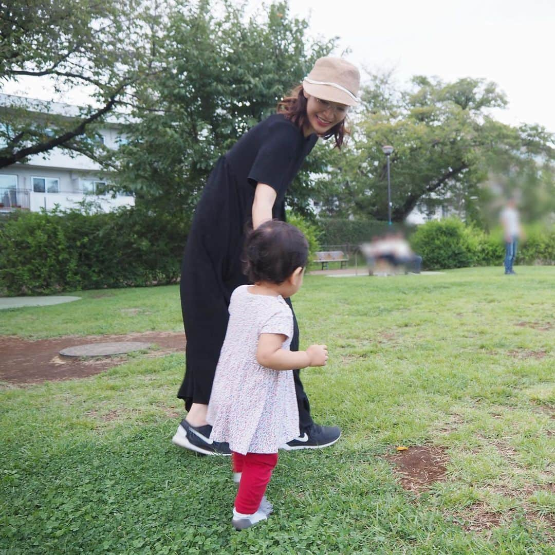 吉田明世さんのインスタグラム写真 - (吉田明世Instagram)「秋分の日🌾 お昼寝から目覚めたあと、公園へ👧 歩けるようになったので 楽しい〜 転んだ時は 手をパンパンってするんだよ ってパパに教えてもらってました🙌 公園にあった遊具が 意外とハードで 落下した時の顔がやばいよと夫に言われ、写真見返したらほんとにやばかった🙃 おやすみなさい😪 #公園ではしゃぐ娘 #娘以上にはしゃぐ夫 #それをベンチから見守る私 #見守ってる風に見せかけて実はただ休んでいる #娘の帽子は風に飛ばされるため断念 #また行こうね〜」9月23日 22時49分 - akiyo0414