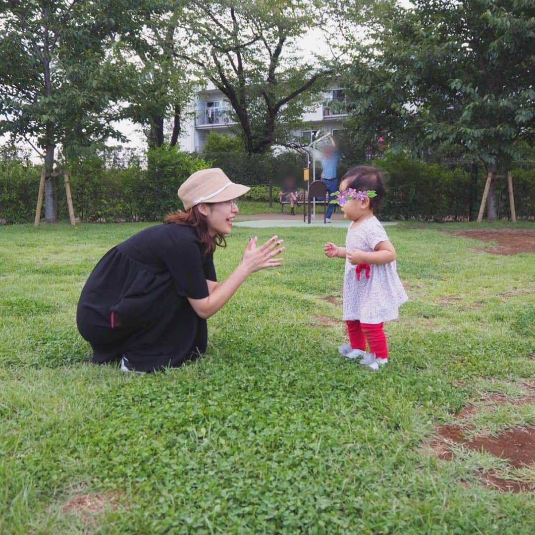 吉田明世さんのインスタグラム写真 - (吉田明世Instagram)「秋分の日🌾 お昼寝から目覚めたあと、公園へ👧 歩けるようになったので 楽しい〜 転んだ時は 手をパンパンってするんだよ ってパパに教えてもらってました🙌 公園にあった遊具が 意外とハードで 落下した時の顔がやばいよと夫に言われ、写真見返したらほんとにやばかった🙃 おやすみなさい😪 #公園ではしゃぐ娘 #娘以上にはしゃぐ夫 #それをベンチから見守る私 #見守ってる風に見せかけて実はただ休んでいる #娘の帽子は風に飛ばされるため断念 #また行こうね〜」9月23日 22時49分 - akiyo0414