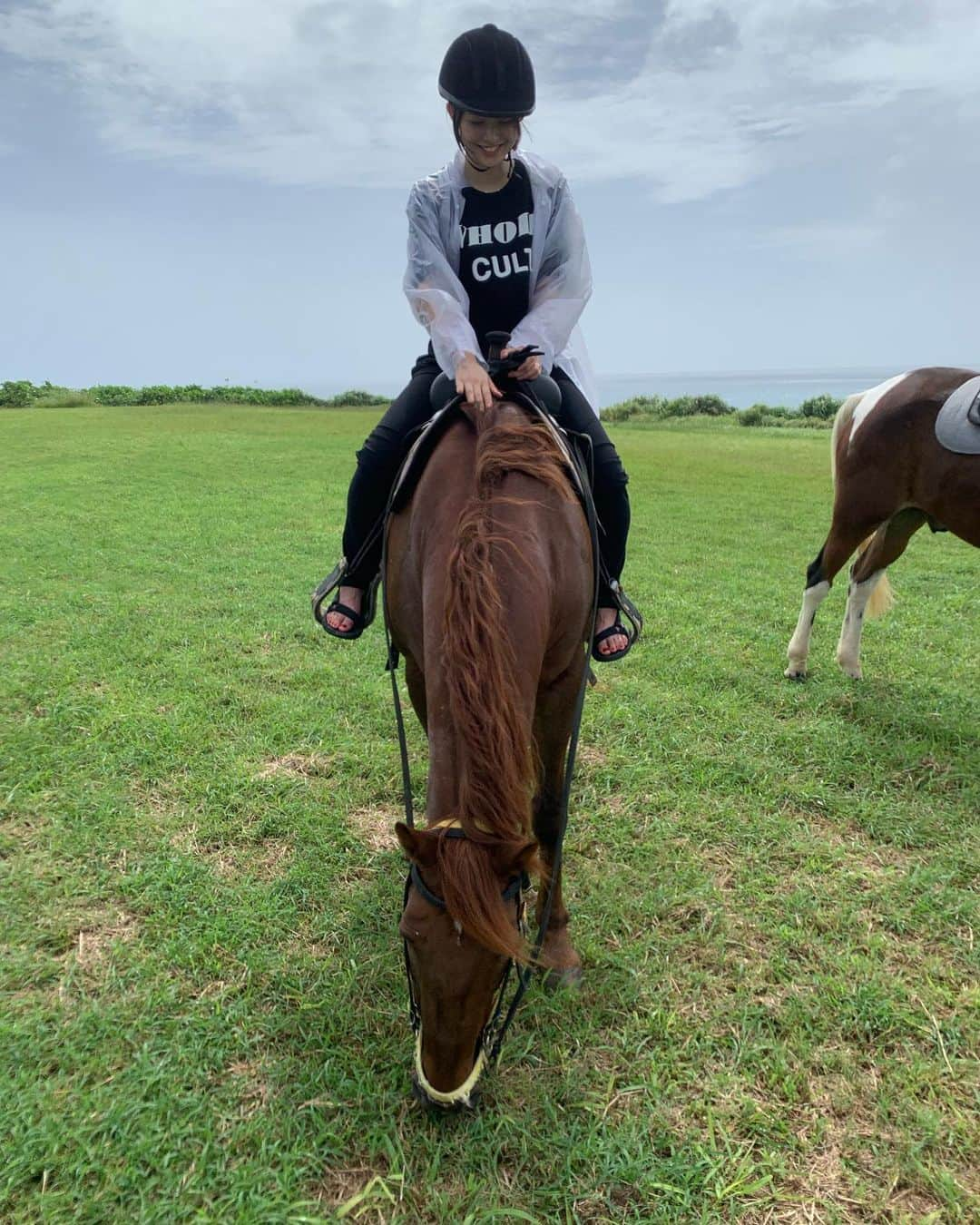 久冨慶子さんのインスタグラム写真 - (久冨慶子Instagram)「雨にも降られましたが乗馬も🐴 食いしん坊の可愛いお馬さん💕 ＊ ＊ #乗馬 #沖縄旅行 #親子旅 #明日から復帰します」9月23日 22時54分 - keiko0hisatomi