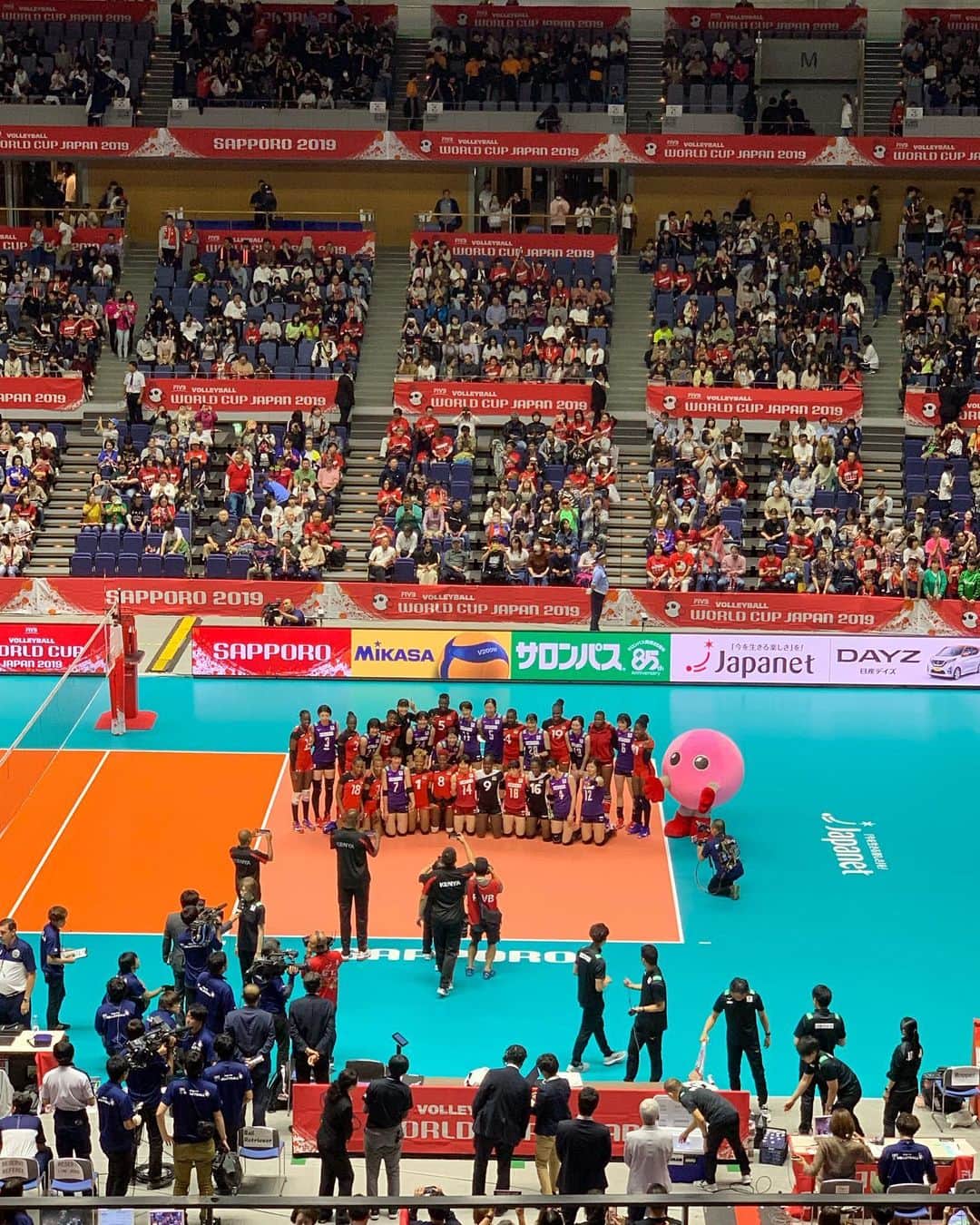 のインスタグラム：「. . 🇯🇵×🇰🇪 ストレートで勝利し3勝目をあげました。 . . 心配していた古賀選手。 今日のバックアタックへの意識、 体重の乗ったスパイク、 素晴らしかったです‼︎ . 自信を取り戻すためには 明日のブラジル戦などで 手応えをつかむことが必要に なってくると思います。 . 古賀選手の完全復活を願います🙏 . . 試合後にケニアの選手が日本のコートに来て 一緒に記念撮影。 とてもステキなシーンでした☺️ . . . わたしはというと 昨晩から強烈な喉の痛みと悪寒に襲われ、 朝、目が覚めると39℃越えの高熱と 大大大ピンチでした… . . 病院で点滴をしてもらい なんとか熱を下げ 解説をさせていただきましたが 頭がうまくまわらず なんだかキレのない解説になってしまい 申し訳ありませんでした🙇‍♀️ . . 体調管理をしっかりして 明日は中国×ケニアの解説と 日本戦は副音声の担当になりますが 良いものをみなさまにお届けできるよう 努力します‼︎ . . フジテレビのスタッフのみなさまにも 出演者のみなさまにも ご心配とご迷惑をおかけしてしまいました🙇‍♀️ . . 反省です🙇‍♀️🙇‍♀️ . . 季節の変わり目、 みなさまも体調崩さないよう ご注意くださいね🍀 . . #ワールドカップバレー2019 #ワールドカップバレー #ワールドカップ #フジテレビ #バレーボール #バレー #バボちゃん #世界一決定戦 #オリンピックの前哨戦 #tokyo2020」