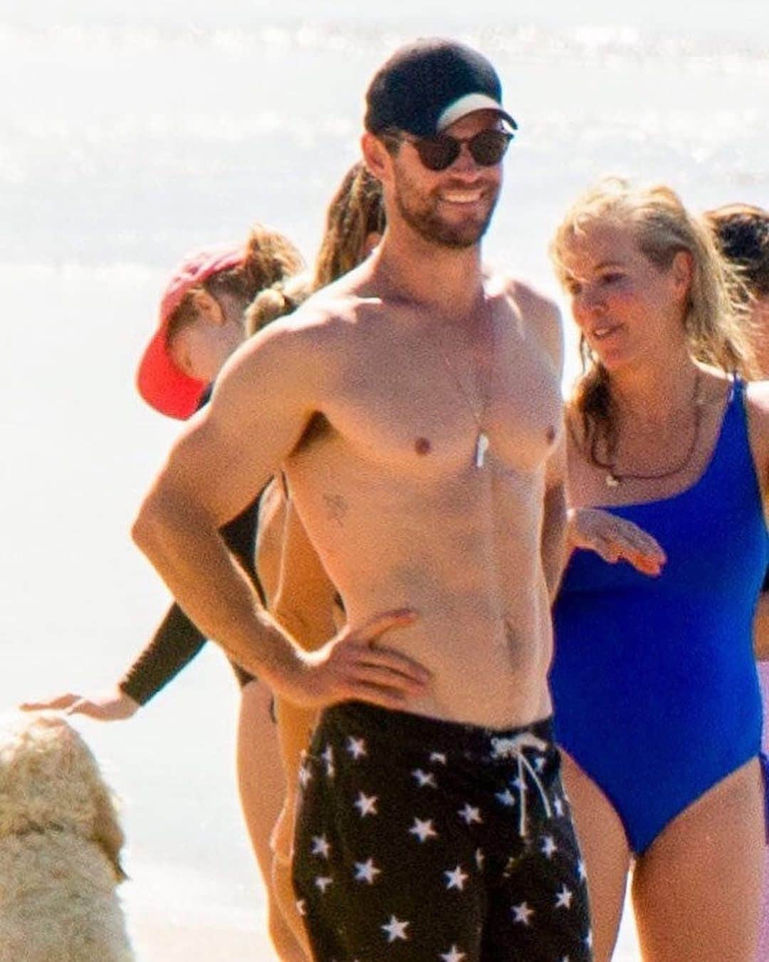 E! Onlineさんのインスタグラム写真 - (E! OnlineInstagram)「Summer is officially over, but Chris Hemsworth summer will live on in this gallery forever. *Swipe to the end for a Liam video we are not (Hems)worthy of.* 😍(📷: Backgrid/Spashnews)」9月24日 4時33分 - enews