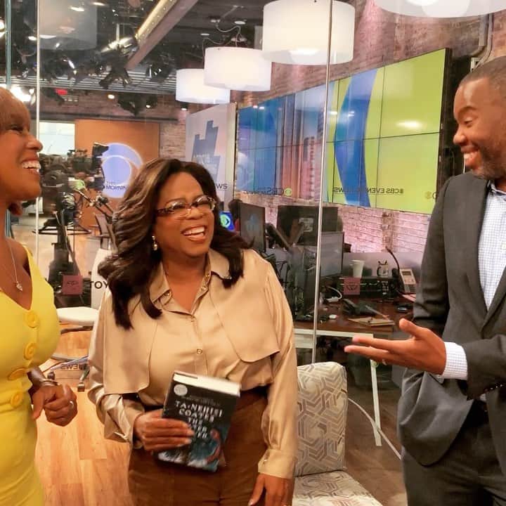 オプラ・ウィンフリーのインスタグラム：「Doing the happy dance because my new pick for @oprahsbookclub is finally out! And I got to kick things off on @cbsthismorning with @tanehisipcoates and @gayleking 💃🏾💃🏾 #ReadwithUs」