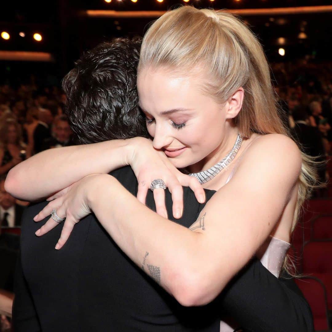 People Magazineさんのインスタグラム写真 - (People MagazineInstagram)「Sansa Stark and Jon Snow's #GameofThrones reunion at the #Emmys melted our hearts. 💕 | 📷: Alex Berliner/Invision/AP/Shutterstock」9月23日 23時03分 - people
