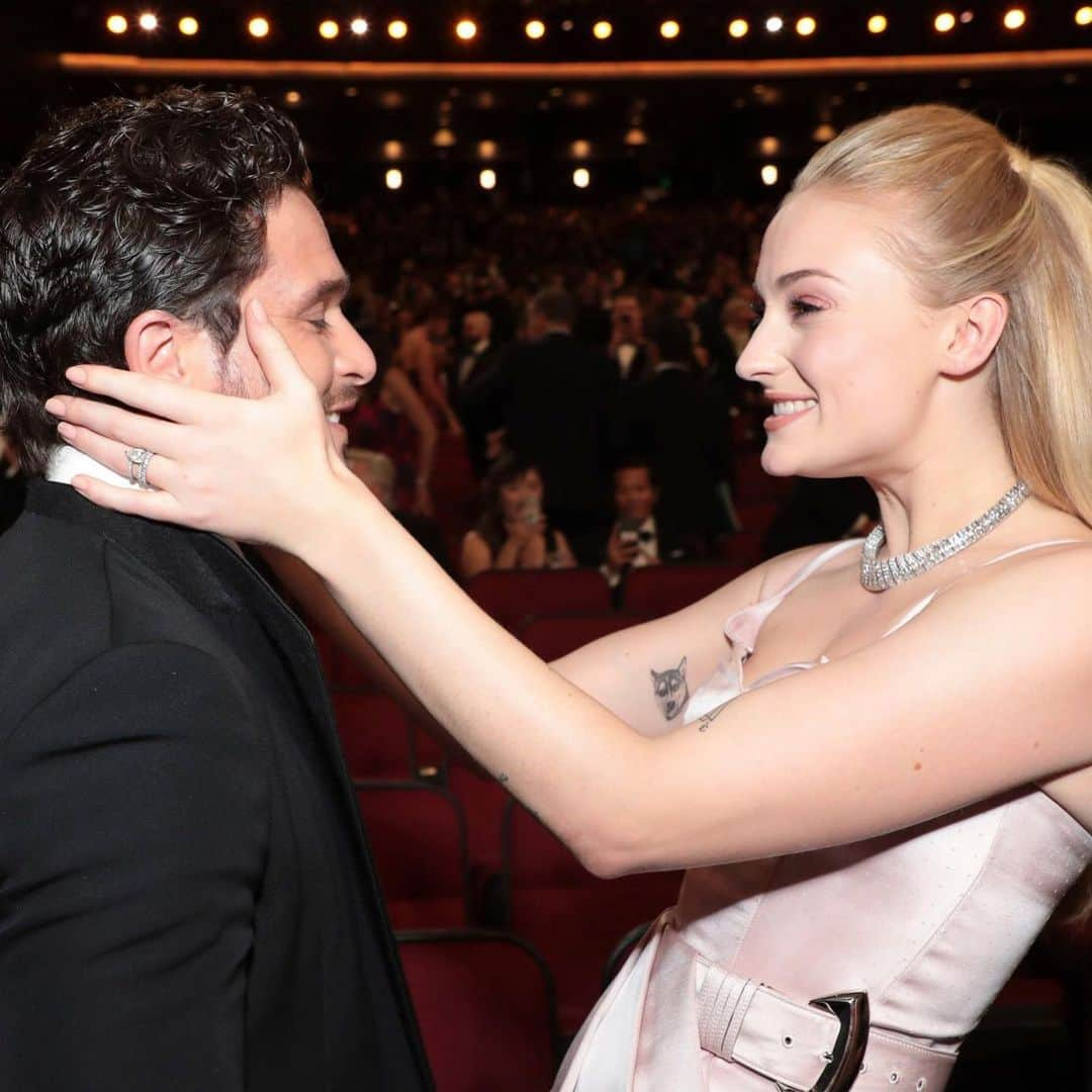 People Magazineさんのインスタグラム写真 - (People MagazineInstagram)「Sansa Stark and Jon Snow's #GameofThrones reunion at the #Emmys melted our hearts. 💕 | 📷: Alex Berliner/Invision/AP/Shutterstock」9月23日 23時03分 - people