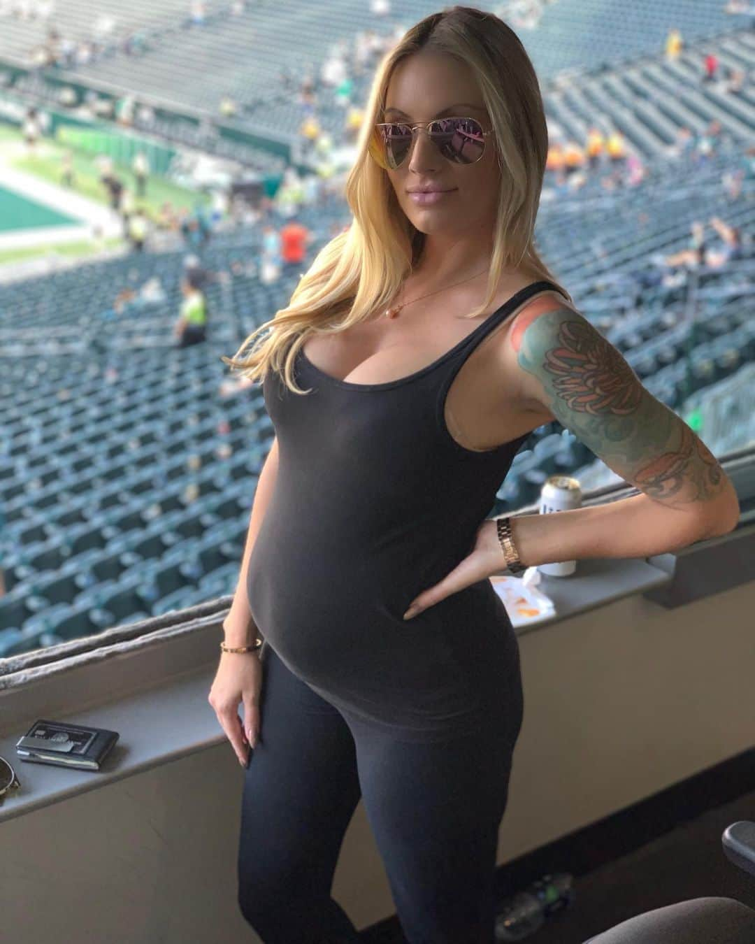 ティーガン・プレスリーさんのインスタグラム写真 - (ティーガン・プレスリーInstagram)「#footballsunday #eagles #football #lincolnfinancialfield #blonde #preggo #sunday #pregnant #sundays #nfl #pregnancy #bellylife #sundayfunday #preggolife #pregnantbelly #tat #tats #5monthspregnant #bump #inked #preggostyle #bumpstyle #21weeks」9月23日 23時04分 - msteagan