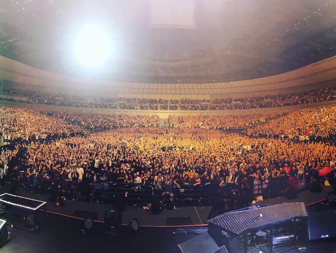 のインスタグラム：「横浜アリーナ、そして長いツアーお疲れ様でした！ 言葉では伝えられない思いでいっぱいです！  また必ず帰ってきます！  そしてまた最高のツアーをやろう😁  #theGazettE #THENINTH #Tourfinal #横浜アリーナ #お疲れ様でした #宝物 #ありがとう #愛してます #またね😙」