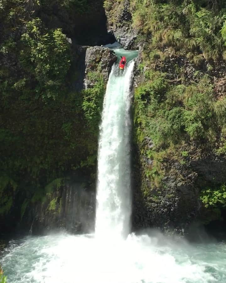 のインスタグラム：「that feeling when you miss the last step ⏬😱 . 🤘: @aniolserrasolses 🎥: @asierfilms #redbull #givesyouwings #kayak #waterfall #adventure #watersports」