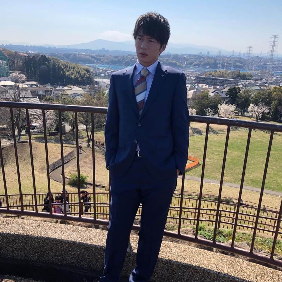 おっさんずラブ 武蔵の部屋のインスタグラム：「こうやってウジウジと片思いをしていても仕方がない。 はるぽんに一世一代の告白をしようと思います。 #初めての経験😖 #とっても緊張します💦 #告白っていったらやっぱりアレかな #バラの花束かな🌹 #いや最近はフラッシュモブなるものも流行っているそうなので #それに挑戦してみるのも悪くない💃 #好きな人に好きって伝えるそれはこの世界で一番素敵なことさ #ってAquaTimezも言ってたし #とにかくストレートに伝えよう #はるぽんと呼んでみよう #好きになっちゃった #決戦は明日🔥」