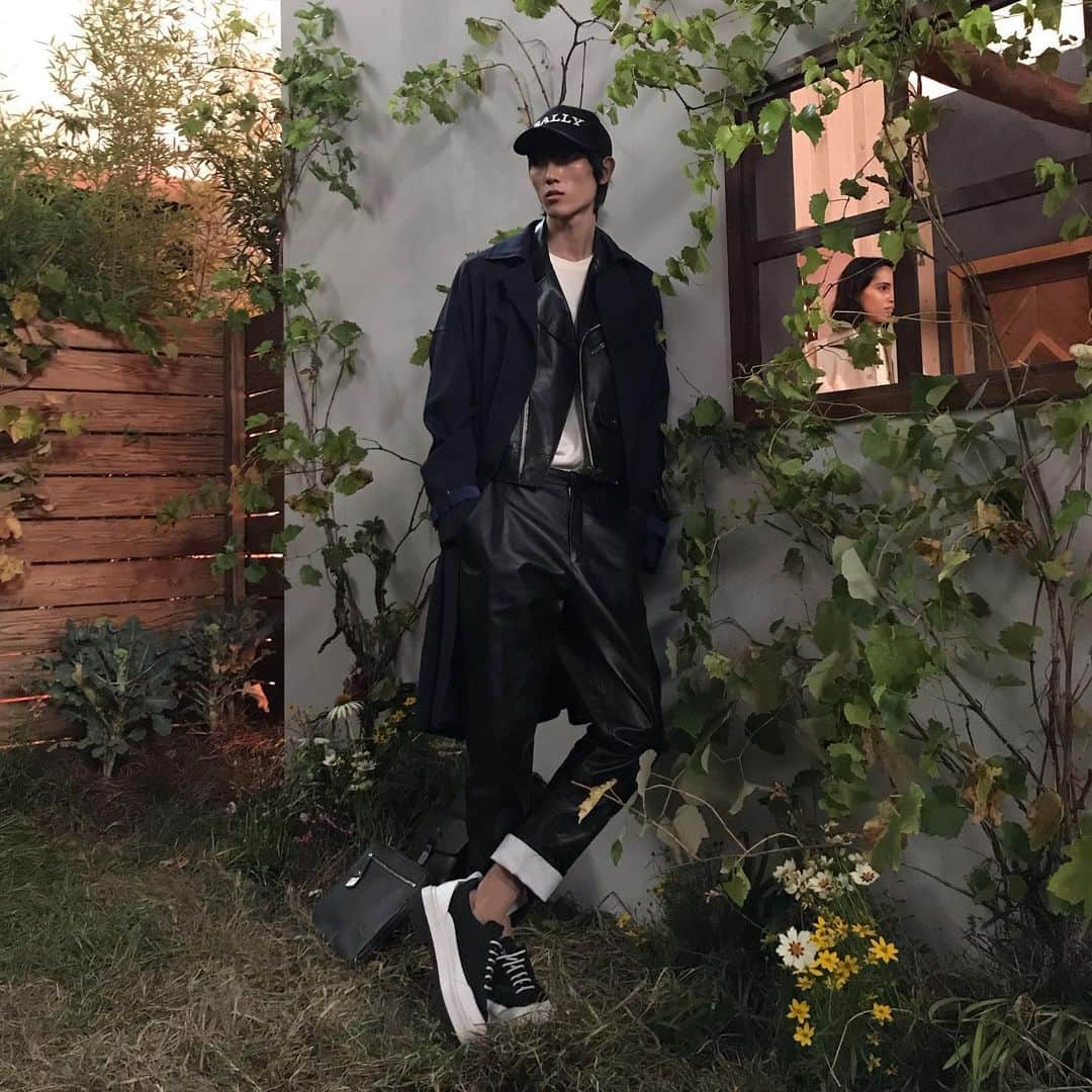 タイキさんのインスタグラム写真 - (タイキInstagram)「@bally の 10月25日から発売される日本限定バッグ 🖤  展示会でも可愛い服たくさんあったなー 😍 #bally  #mfw #bally2020springsummercollection」9月23日 23時28分 - taiki_jp
