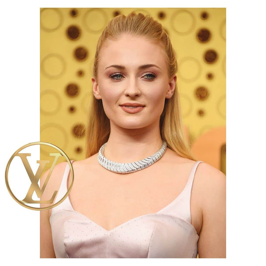 ルイ・ヴィトンさんのインスタグラム写真 - (ルイ・ヴィトンInstagram)「#SophieTurner in a #LouisVuitton custom gown and a necklace and ring from the High Jewelry collection at the 71st Emmy Awards. #Emmys」9月23日 23時20分 - louisvuitton