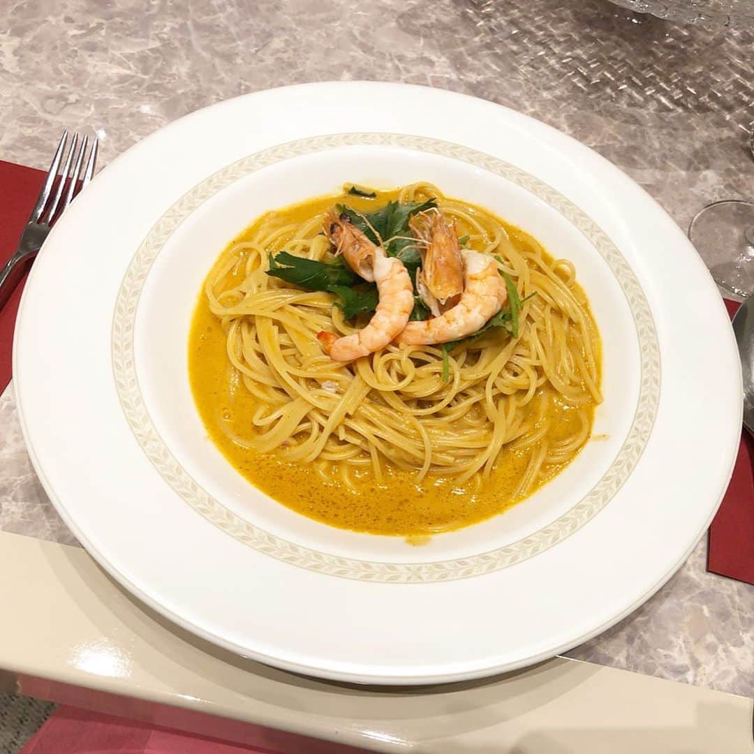 鈴木絢子さんのインスタグラム写真 - (鈴木絢子Instagram)「・ ・ 先日は#カフェvava さんにて😊✨ ・ #beausメンバー #美容家 桃子さんにお誘い頂き、イチオシメニューを頂きました🥰 ・ #桃のシャンパンカクテル🍸 #天使の海老パスタ 🦐 #オマール海老スープ エビ🦞 #和栗の渋皮煮とシャテーニュムースのVAVAパンケーキ 🥞 ・ #新食感パンケーキ は#国産米粉100％使用 #グルテンフリーのパンケーキ です😊🥞✨ ・ #美味と健康の両立 を掲げられているだけに、どれも美味しくてヘルシーだから安心🌟 そこに季節の食材も絡められていて、、最高でした🌰✨ ・ こんなカフェがあったら良いな〜という希望を体現したような素敵なお店😊 ・ ランチやお茶、ちょっとした休憩や打ち合わせにも。いろんなシーンで使えそうです✨ @cafevava ・ ・ ・ #日本橋カフェ #高島屋 #カフェスイーツ #カフェランチ #アフターヌーンティー #天使の海老 #女子ウケ #ギルトフリー #グルテンフリー #グルテンフリースイーツ #ダイエットスイーツ #🦐 #☕️ #🍑」9月23日 23時21分 - ayako_suzuki810