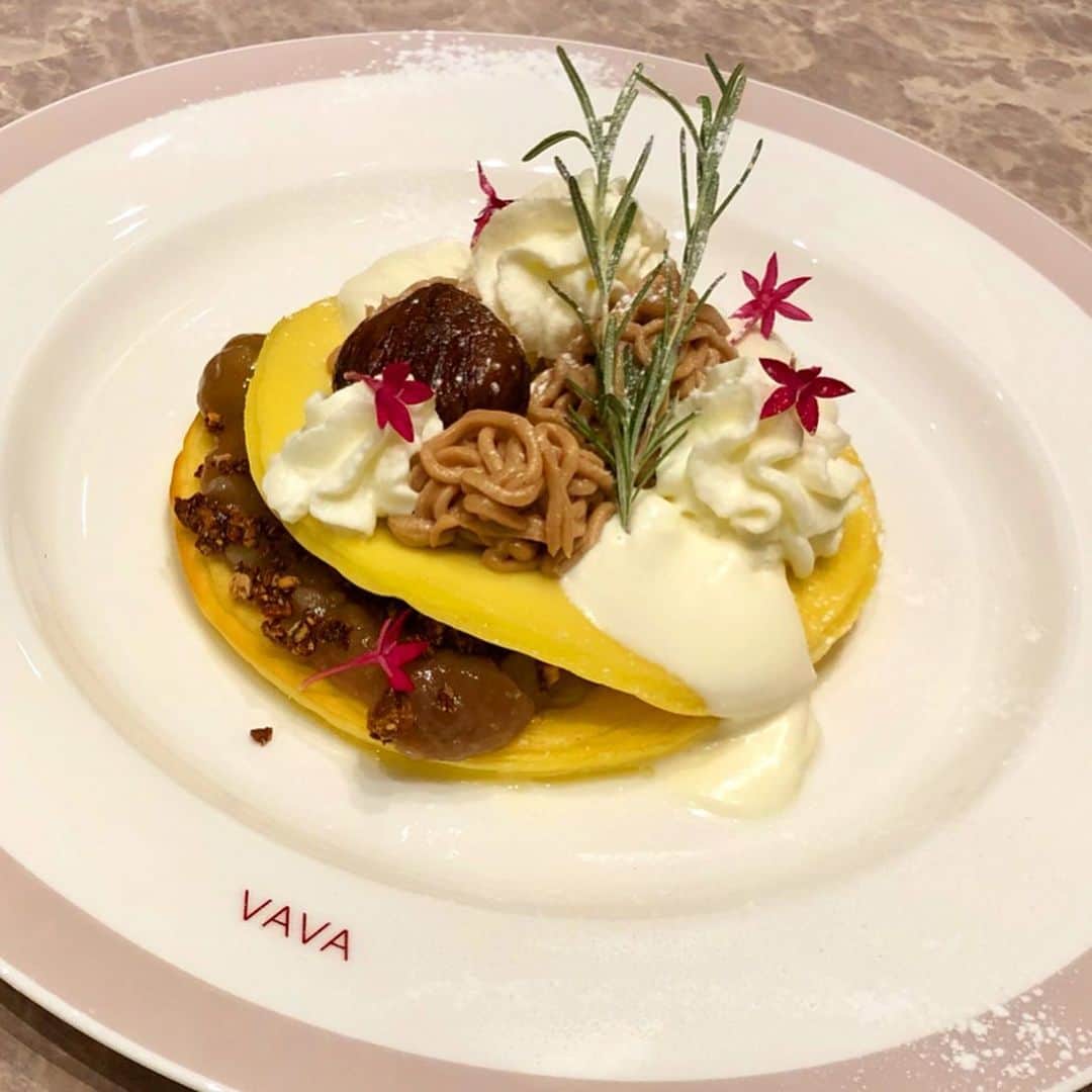 鈴木絢子さんのインスタグラム写真 - (鈴木絢子Instagram)「・ ・ 先日は#カフェvava さんにて😊✨ ・ #beausメンバー #美容家 桃子さんにお誘い頂き、イチオシメニューを頂きました🥰 ・ #桃のシャンパンカクテル🍸 #天使の海老パスタ 🦐 #オマール海老スープ エビ🦞 #和栗の渋皮煮とシャテーニュムースのVAVAパンケーキ 🥞 ・ #新食感パンケーキ は#国産米粉100％使用 #グルテンフリーのパンケーキ です😊🥞✨ ・ #美味と健康の両立 を掲げられているだけに、どれも美味しくてヘルシーだから安心🌟 そこに季節の食材も絡められていて、、最高でした🌰✨ ・ こんなカフェがあったら良いな〜という希望を体現したような素敵なお店😊 ・ ランチやお茶、ちょっとした休憩や打ち合わせにも。いろんなシーンで使えそうです✨ @cafevava ・ ・ ・ #日本橋カフェ #高島屋 #カフェスイーツ #カフェランチ #アフターヌーンティー #天使の海老 #女子ウケ #ギルトフリー #グルテンフリー #グルテンフリースイーツ #ダイエットスイーツ #🦐 #☕️ #🍑」9月23日 23時21分 - ayako_suzuki810