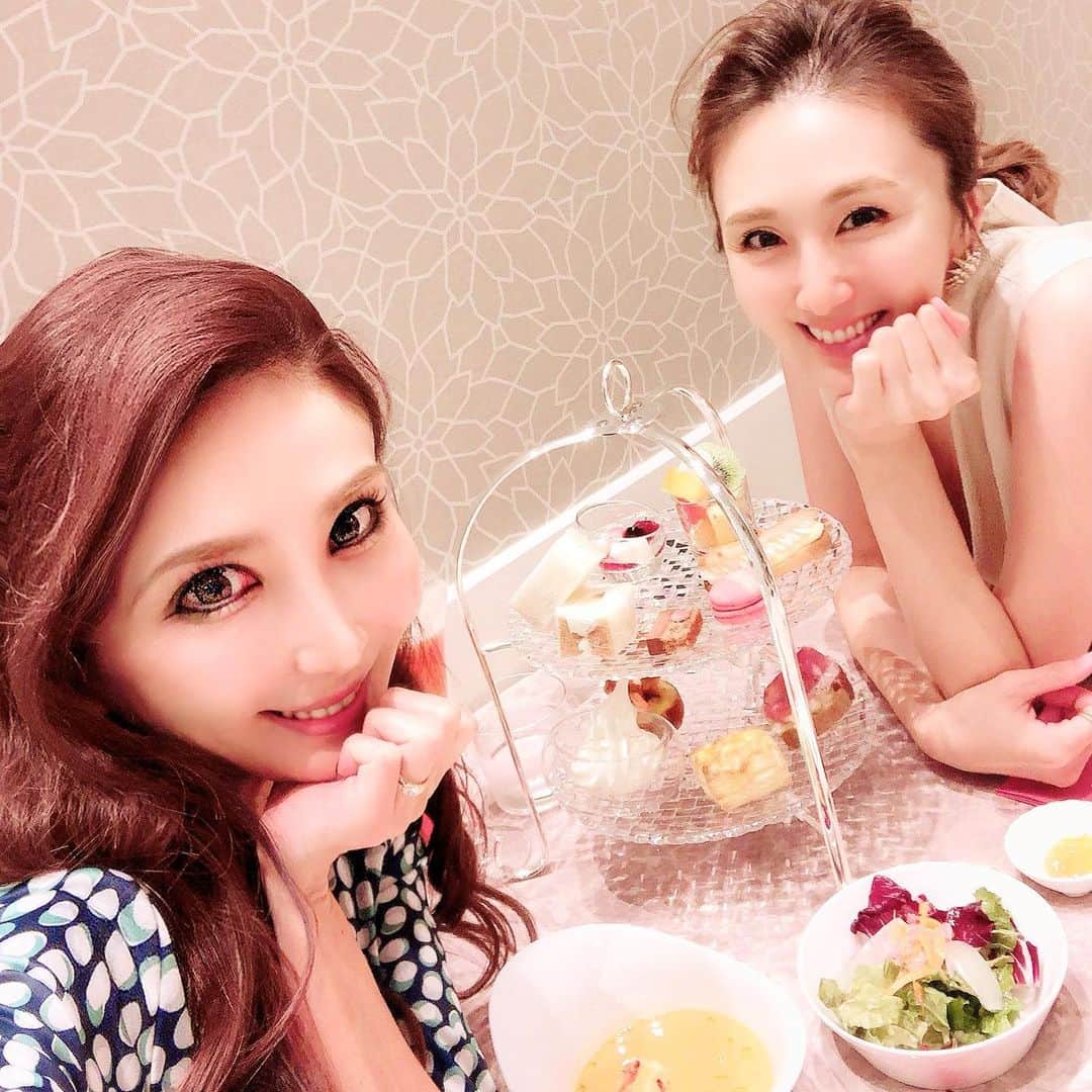鈴木絢子さんのインスタグラム写真 - (鈴木絢子Instagram)「・ ・ 先日は#カフェvava さんにて😊✨ ・ #beausメンバー #美容家 桃子さんにお誘い頂き、イチオシメニューを頂きました🥰 ・ #桃のシャンパンカクテル🍸 #天使の海老パスタ 🦐 #オマール海老スープ エビ🦞 #和栗の渋皮煮とシャテーニュムースのVAVAパンケーキ 🥞 ・ #新食感パンケーキ は#国産米粉100％使用 #グルテンフリーのパンケーキ です😊🥞✨ ・ #美味と健康の両立 を掲げられているだけに、どれも美味しくてヘルシーだから安心🌟 そこに季節の食材も絡められていて、、最高でした🌰✨ ・ こんなカフェがあったら良いな〜という希望を体現したような素敵なお店😊 ・ ランチやお茶、ちょっとした休憩や打ち合わせにも。いろんなシーンで使えそうです✨ @cafevava ・ ・ ・ #日本橋カフェ #高島屋 #カフェスイーツ #カフェランチ #アフターヌーンティー #天使の海老 #女子ウケ #ギルトフリー #グルテンフリー #グルテンフリースイーツ #ダイエットスイーツ #🦐 #☕️ #🍑」9月23日 23時21分 - ayako_suzuki810