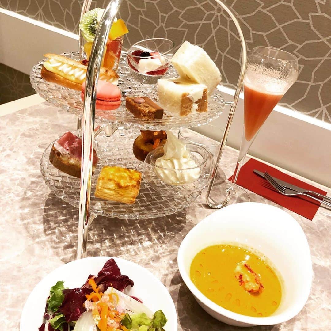 鈴木絢子さんのインスタグラム写真 - (鈴木絢子Instagram)「・ ・ 先日は#カフェvava さんにて😊✨ ・ #beausメンバー #美容家 桃子さんにお誘い頂き、イチオシメニューを頂きました🥰 ・ #桃のシャンパンカクテル🍸 #天使の海老パスタ 🦐 #オマール海老スープ エビ🦞 #和栗の渋皮煮とシャテーニュムースのVAVAパンケーキ 🥞 ・ #新食感パンケーキ は#国産米粉100％使用 #グルテンフリーのパンケーキ です😊🥞✨ ・ #美味と健康の両立 を掲げられているだけに、どれも美味しくてヘルシーだから安心🌟 そこに季節の食材も絡められていて、、最高でした🌰✨ ・ こんなカフェがあったら良いな〜という希望を体現したような素敵なお店😊 ・ ランチやお茶、ちょっとした休憩や打ち合わせにも。いろんなシーンで使えそうです✨ @cafevava ・ ・ ・ #日本橋カフェ #高島屋 #カフェスイーツ #カフェランチ #アフターヌーンティー #天使の海老 #女子ウケ #ギルトフリー #グルテンフリー #グルテンフリースイーツ #ダイエットスイーツ #🦐 #☕️ #🍑」9月23日 23時21分 - ayako_suzuki810