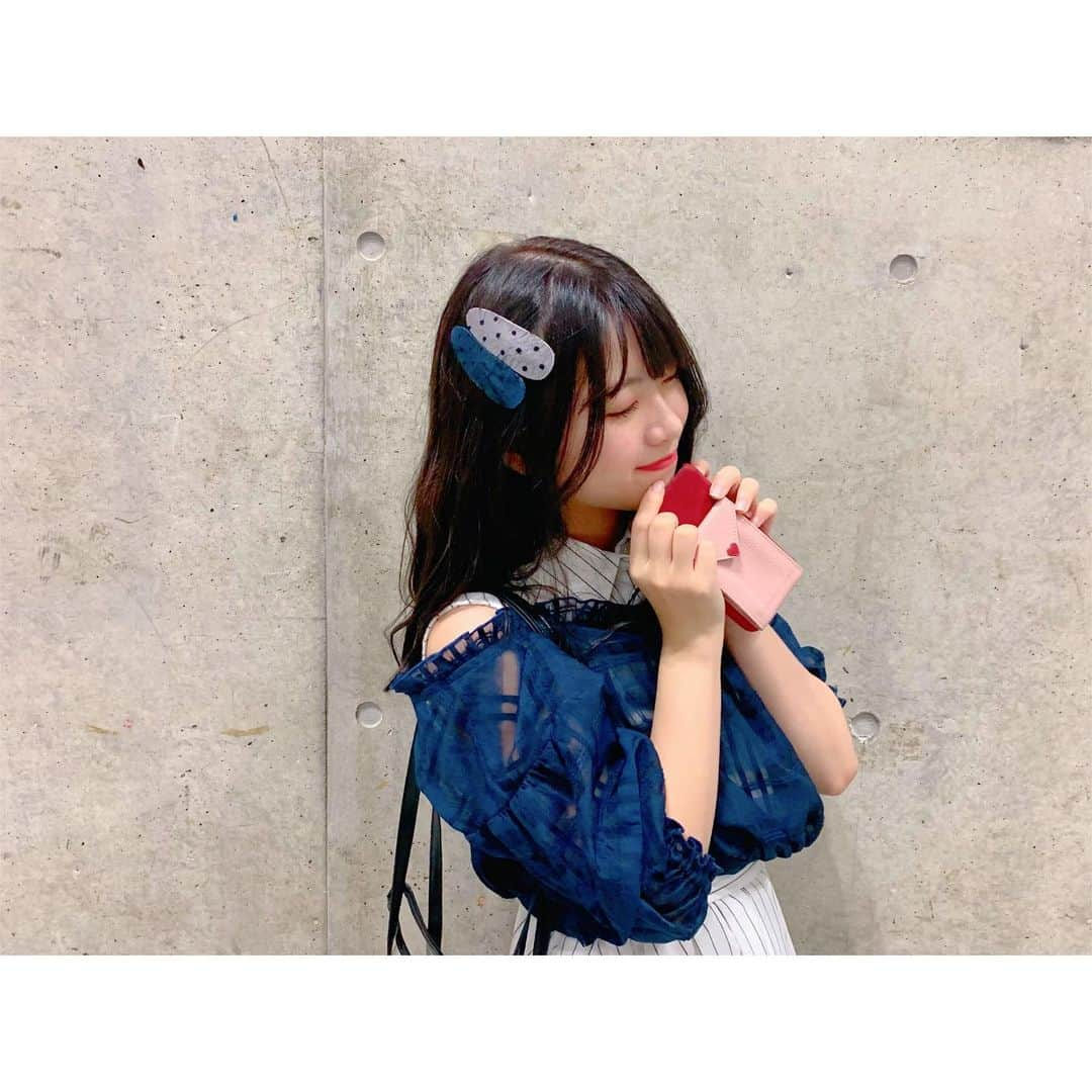 馬嘉伶さんのインスタグラム写真 - (馬嘉伶Instagram)「🍵 #20190923 #握手会 #握手会コーデ . #今日のコーデ は @o_megu1112 ちゃんのお下がり💓 ストライプのワンピース +  透け感のあるアウター #着こなし も考えてみて アウターを逆に着て、ボタンを後ろにして ベルトで締めてみました そして、アウターをちょっと下げて肩を出して 普通のノースリーブワンピースより肩出しにする方が可愛かった☺️ . そして‼️ ずっと欲しかった #ビニールバッグ をついにゲット 昔は中身が丸見えになるのは嫌だと思いましたが 今は、可愛い荷物を見せるのもファッションの一部だと思うので 楽しい気持ちになりました . 最後、1枚目と2枚目の写真で 手に持っているのは @makochan_2525 さんがプロデュースしているブランド #haluhiroine の携帯ケースです❤️ この携帯ケースにはなんと ポケットが付いています😳 Suicaはもちろん、イヤホンも入りそうで 可愛くて便利ですよね」9月23日 23時28分 - macyacyarin