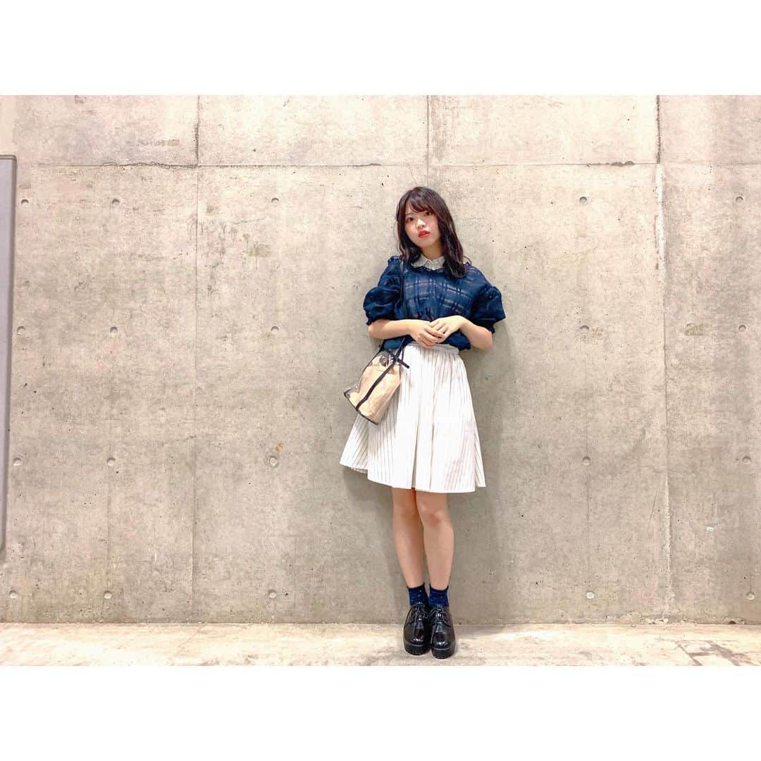 馬嘉伶さんのインスタグラム写真 - (馬嘉伶Instagram)「🍵 #20190923 #握手会 #握手会コーデ . #今日のコーデ は @o_megu1112 ちゃんのお下がり💓 ストライプのワンピース +  透け感のあるアウター #着こなし も考えてみて アウターを逆に着て、ボタンを後ろにして ベルトで締めてみました そして、アウターをちょっと下げて肩を出して 普通のノースリーブワンピースより肩出しにする方が可愛かった☺️ . そして‼️ ずっと欲しかった #ビニールバッグ をついにゲット 昔は中身が丸見えになるのは嫌だと思いましたが 今は、可愛い荷物を見せるのもファッションの一部だと思うので 楽しい気持ちになりました . 最後、1枚目と2枚目の写真で 手に持っているのは @makochan_2525 さんがプロデュースしているブランド #haluhiroine の携帯ケースです❤️ この携帯ケースにはなんと ポケットが付いています😳 Suicaはもちろん、イヤホンも入りそうで 可愛くて便利ですよね」9月23日 23時28分 - macyacyarin
