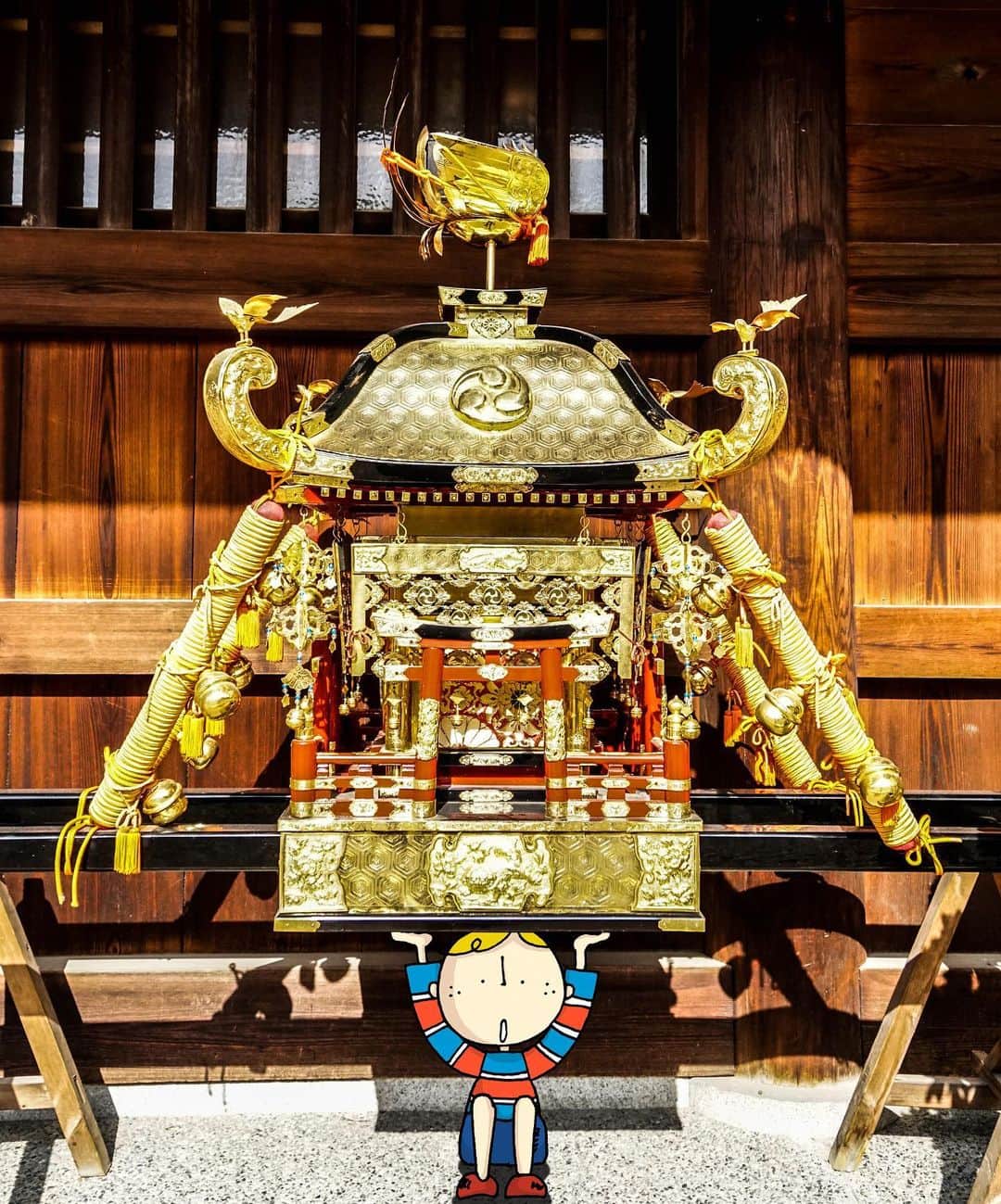 のインスタグラム：「Wow! This amazing portable shrine from Sumiyoshi Taisha has well over 100 years of history and is absolutely gorgeous⛩ ⠀⠀⠀⠀⠀ 住吉大社の大神輿は大阪一を誇る大神輿と言われているんやって☆Wow!!細かく施された豪華な装飾にうっとり。。 隅々まで要注目やで～⭐️ ⠀⠀⠀⠀⠀ ————————————————————— #maido #OsakaJapan #大坂 #오사카 #大阪 #Оsака #Осака #โอซาก้า #withOsakaBob #mikoshi #festival #住吉さん #住吉大社 #お神輿 #japaneseshrine #sumiyoshishrine」