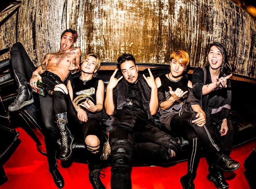Tatsuya Amanoさんのインスタグラム写真 - (Tatsuya AmanoInstagram)「ACROSS THE FUTURE 2019 Day1 Tokyo🌐﻿ ﻿ had a great time with ﻿ @atreyuofficial @theamityaffliction @noisemaker_official @paledusk_jpn ﻿ Next stop is Osaka! See you there💥﻿ ﻿ 1日目、最高なスタートを切った！﻿ 見に来てくれた皆んなありがとう🤘🏻🤘🏻﻿ 次は大阪なんばHatchでお会いしましょう♪﻿ ﻿ Photo by @cazrowaoki」9月23日 23時36分 - tatsucrossfaith