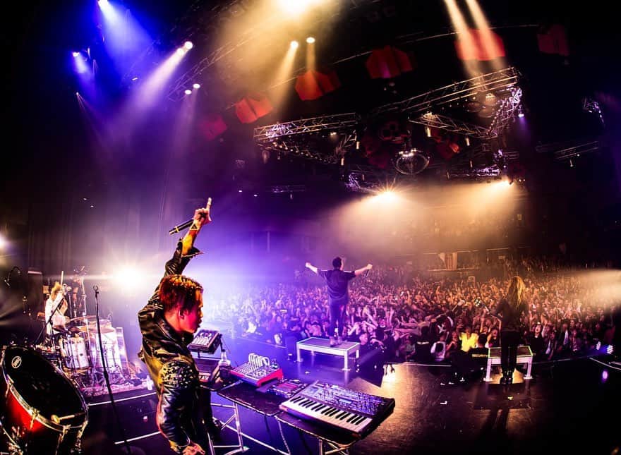 Tatsuya Amanoさんのインスタグラム写真 - (Tatsuya AmanoInstagram)「ACROSS THE FUTURE 2019 Day1 Tokyo🌐﻿ ﻿ had a great time with ﻿ @atreyuofficial @theamityaffliction @noisemaker_official @paledusk_jpn ﻿ Next stop is Osaka! See you there💥﻿ ﻿ 1日目、最高なスタートを切った！﻿ 見に来てくれた皆んなありがとう🤘🏻🤘🏻﻿ 次は大阪なんばHatchでお会いしましょう♪﻿ ﻿ Photo by @cazrowaoki」9月23日 23時36分 - tatsucrossfaith