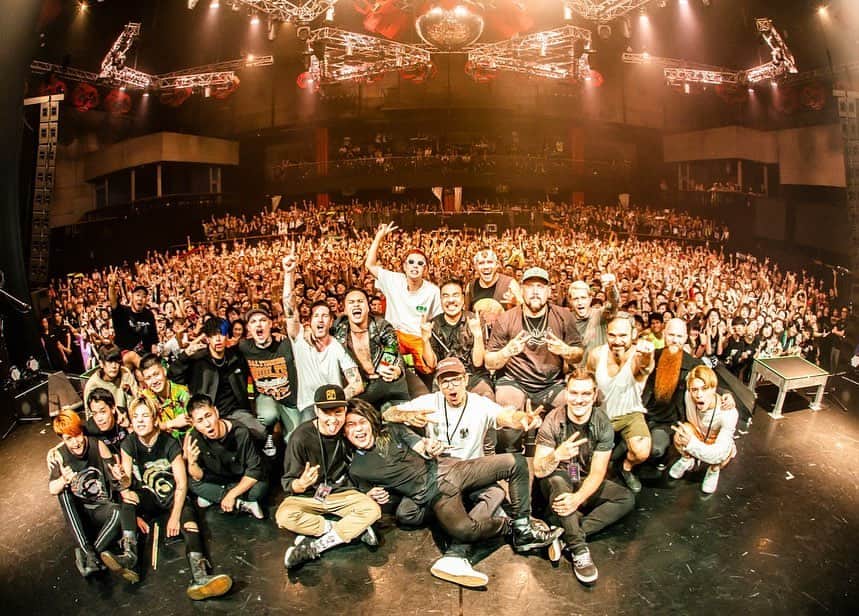 Tatsuya Amanoのインスタグラム：「ACROSS THE FUTURE 2019 Day1 Tokyo🌐﻿ ﻿ had a great time with ﻿ @atreyuofficial @theamityaffliction @noisemaker_official @paledusk_jpn ﻿ Next stop is Osaka! See you there💥﻿ ﻿ 1日目、最高なスタートを切った！﻿ 見に来てくれた皆んなありがとう🤘🏻🤘🏻﻿ 次は大阪なんばHatchでお会いしましょう♪﻿ ﻿ Photo by @cazrowaoki」