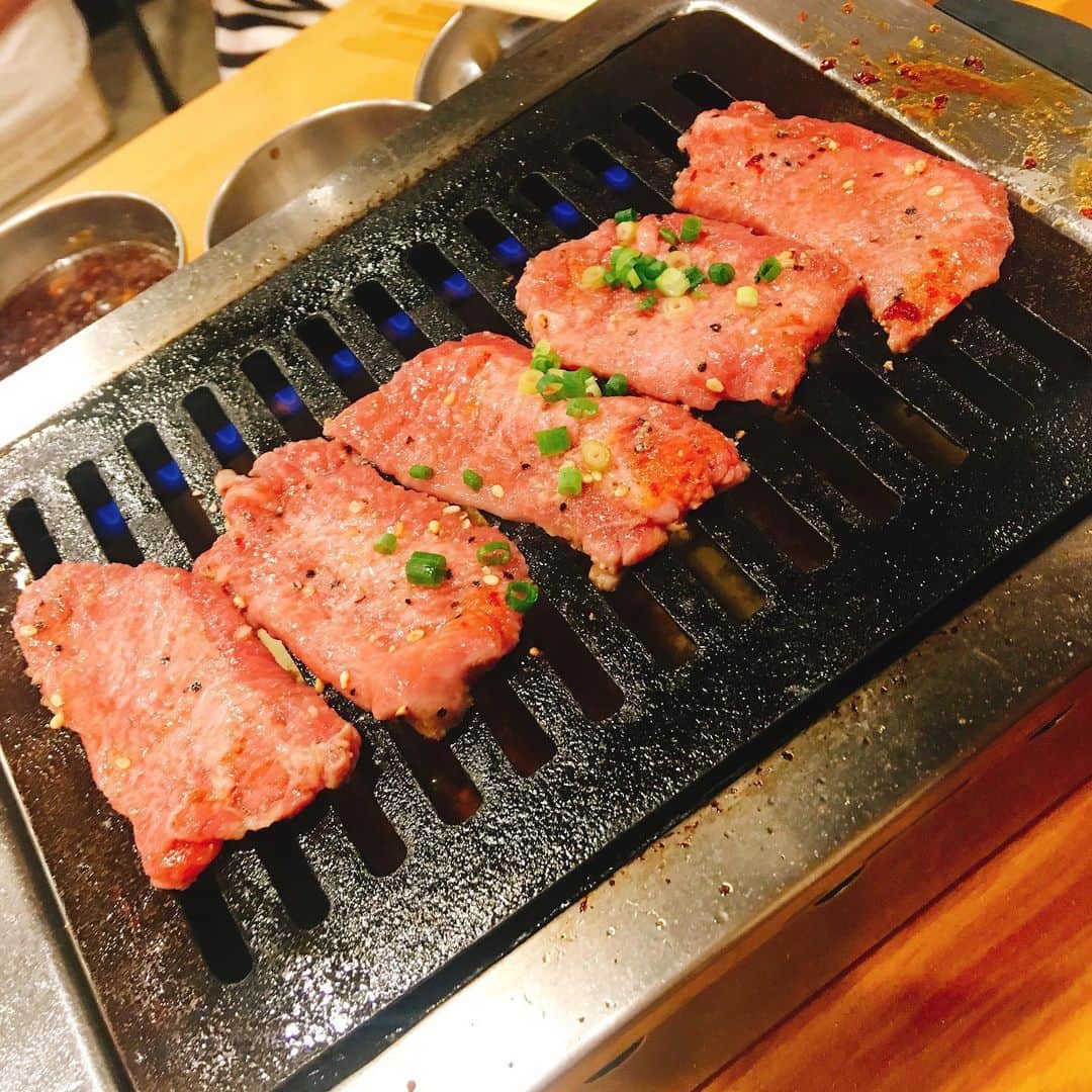 金巻ともこさんのインスタグラム写真 - (金巻ともこInstagram)「久しぶりにふたごでたらふく食べたら翌日の胃もたれがすごかったのでもう若くないのねあたし。 #ふたご  #おそとごはん金巻」9月23日 23時36分 - tomotomoco