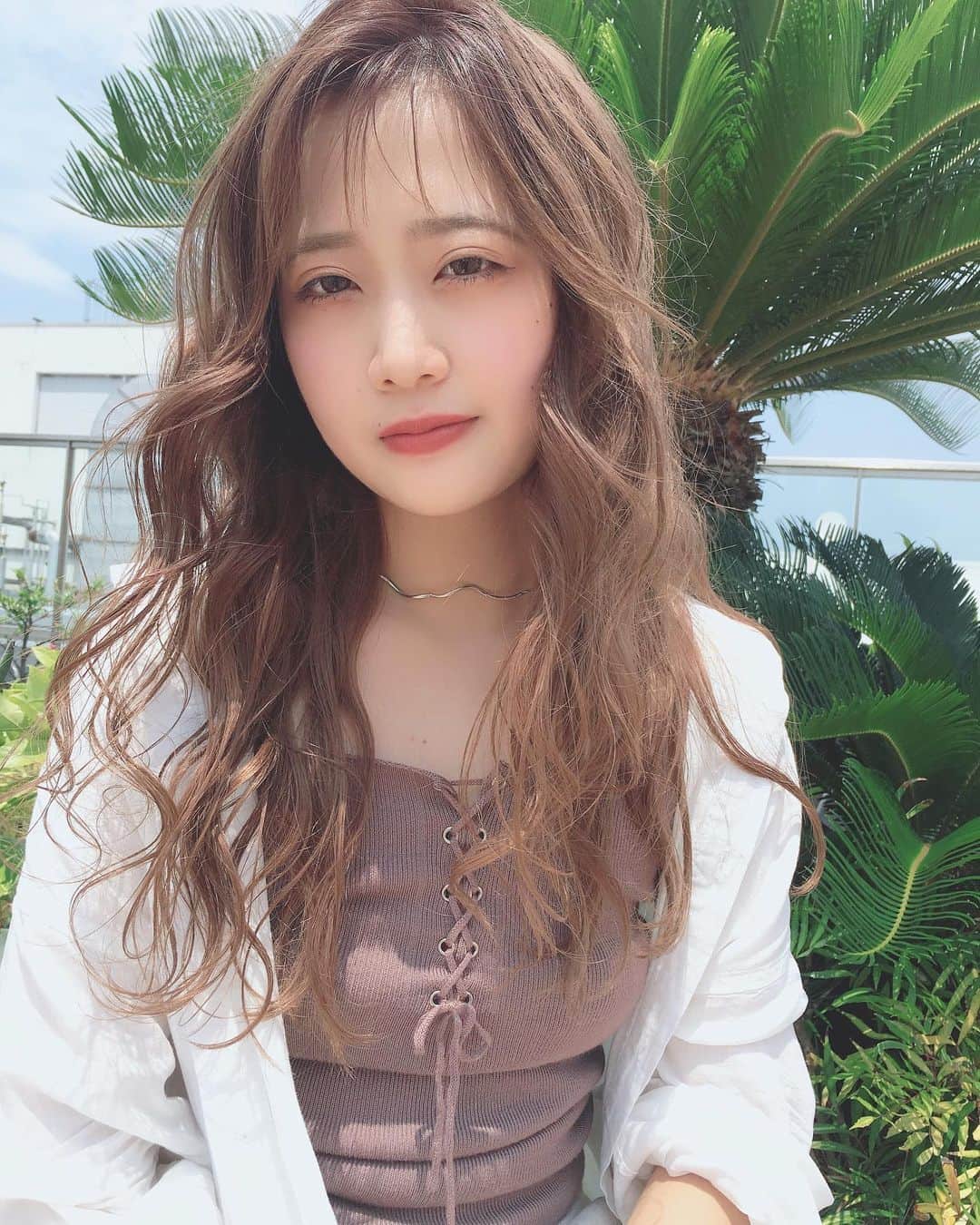 大石亜里紗のインスタグラム：「大人気急上昇中🧸💖！ ミルクティーカラー🍼💗 . 顔色も良く、服はシンプルに ヘアはまろやかな透け感🐄🌿 . . 柔らかいハイトーンカラー お任せください🦔🌿✨ DM・☎︎からのご予約がおススメ🌻 . –––––––––––––––––––––––––––– . . #crea_arisa 大人気のおススメカラー🌿 #ミルクたっぷりカラー🥛 . 色素薄い外国人のような 赤味のないカラーなら お任せください👩🏼💐 . . #ミルクティーベージュ #ミルクティーカラー #ミルクティーアッシュ #ミルクティー色 #ミルクティーグレージュ #ミルキーベージュ  #クリーミーベージュ」