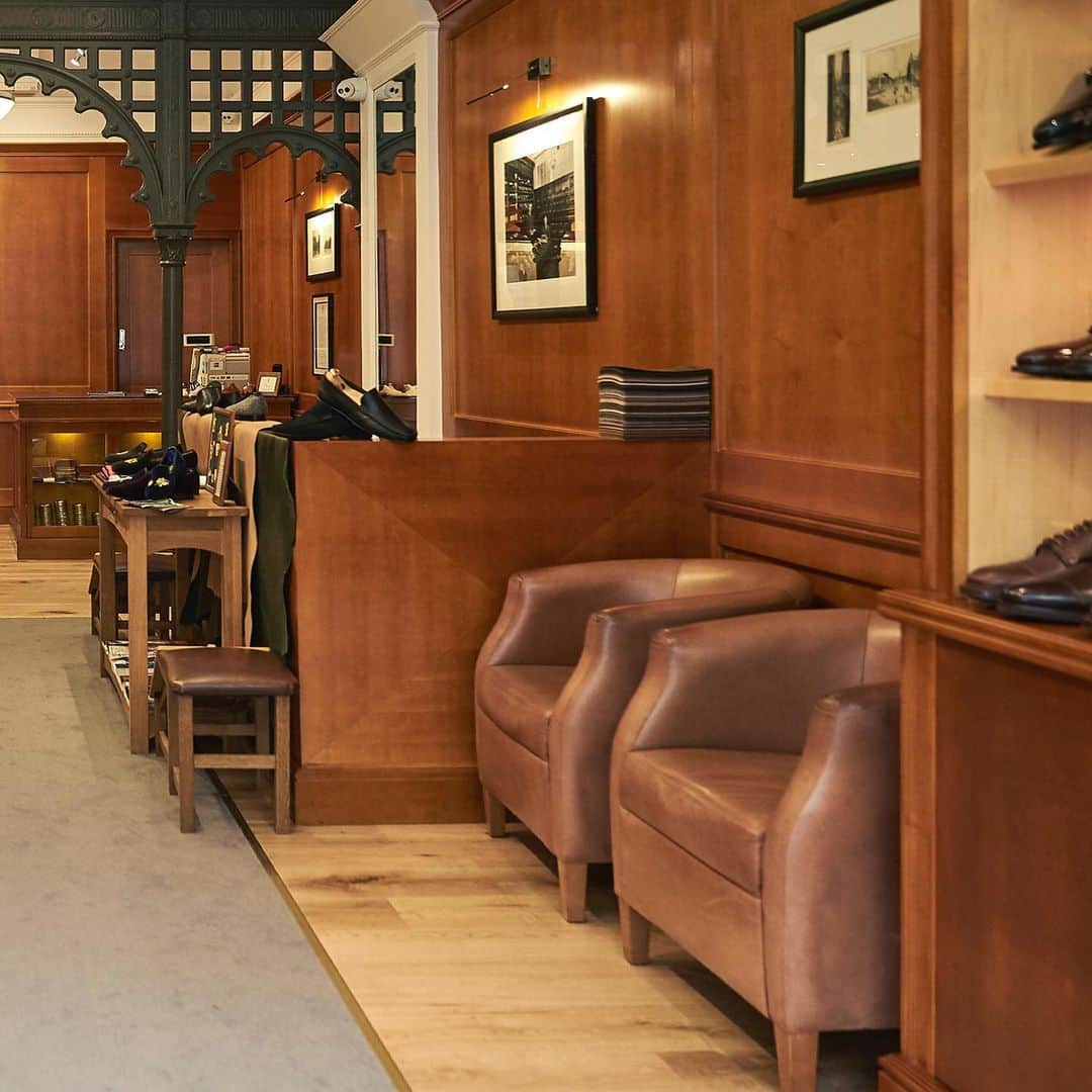 クロケット&ジョーンズさんのインスタグラム写真 - (クロケット&ジョーンズInstagram)「History of Retail, Birmingham - This week, we explore the history of Birmingham, and the back story of our two shops there. The city might be a retail hub today, but it was built by the Industrial Revolution. . Swipe up in our story to read the article. . #crockettandjones #madetobeworn #retail #birmingham」9月23日 23時30分 - crockettandjones_official