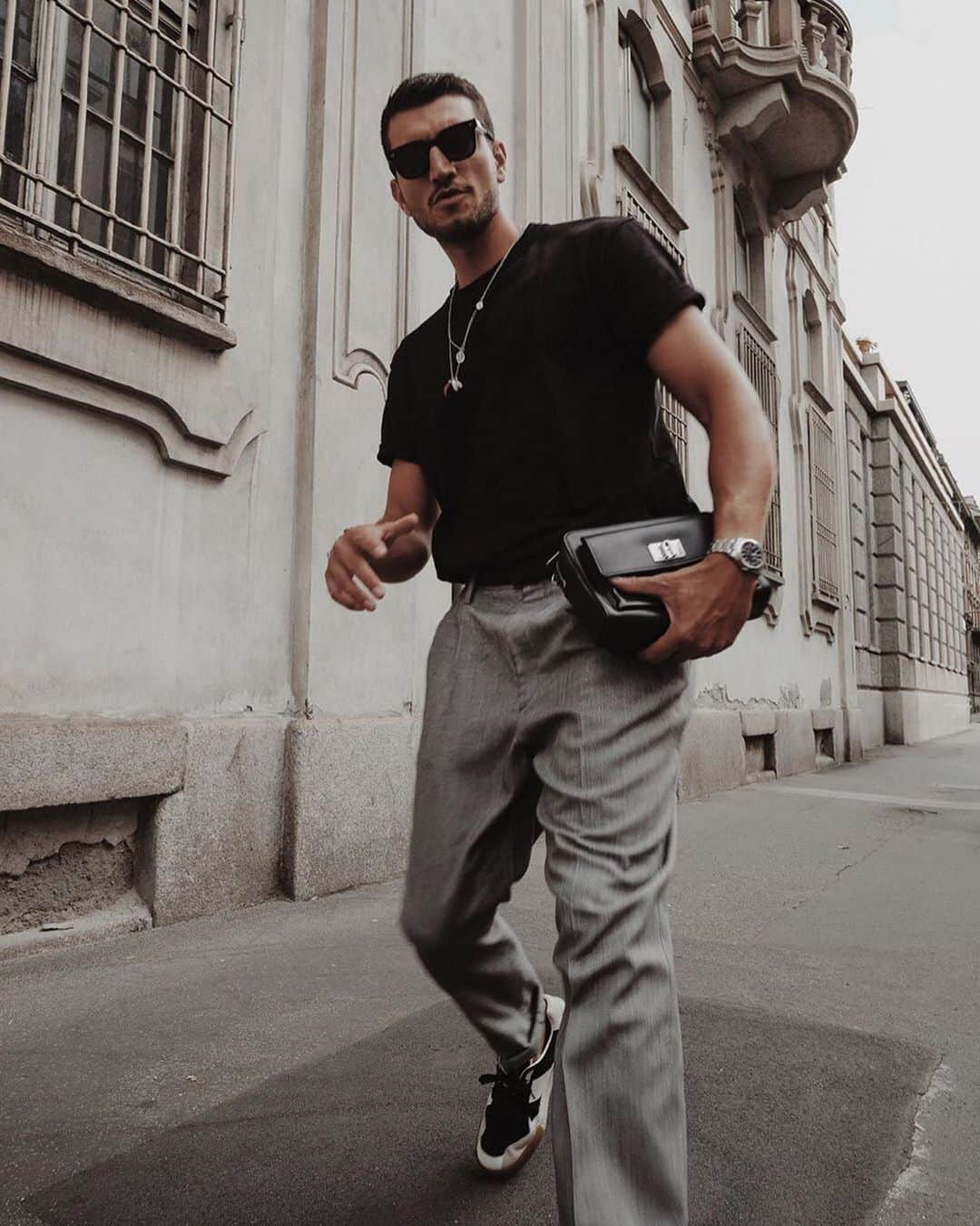 フルラさんのインスタグラム写真 - (フルラInstagram)「Walk that road.  @marcofantini_mf strolling around Milano Fashion Week with his exclusive preview from Furla 1927 collection.  #MFW2019 #thefurlasociety #furlafeeling #newcollection #furla #accessories #fashion」9月23日 23時30分 - furla