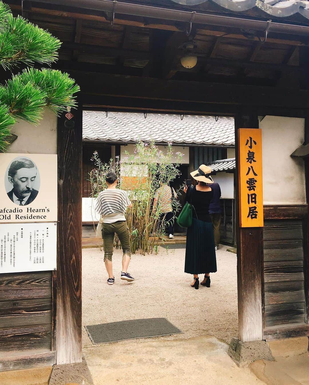 金巻ともこさんのインスタグラム写真 - (金巻ともこInstagram)「松江市街にある小泉八雲記念館へ。八雲の直筆手紙がすごくかわいかった。しかし風景が出来過ぎている。 #松江市街　#小泉八雲　#小泉八雲記念館  #おでかけ金巻」9月23日 23時32分 - tomotomoco