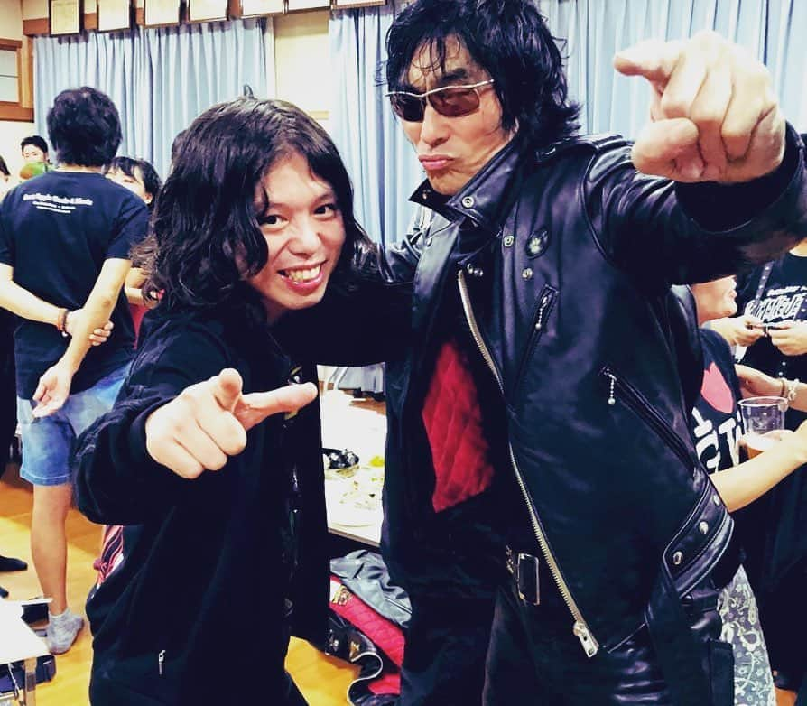 大内ライダーさんのインスタグラム写真 - (大内ライダーInstagram)「ギターウルフ主催フェス『シマネジェットフェス2019 ヤマタノオロチライジング』出演してきました！  bambooさんに「milktubでベース弾かねぇ？武道館目指すから」と声を掛けてもらってから約4ヶ月、ついに初陣。 私も30代半ば、もはや勝負の時間は有限ゆえ、超高速で色々高めていくね。本気出してくぜ  ありがとうございました！  それにしても、こういうフェスはものすごく肌に合う(なぜかな？)(まるで前世の記憶？？) 初めてとは思えないレベルで全力で堪能、楽しませて頂きました。 かつて何度となくお世話になったTHE NEATBEATS、ザ50回転ズ、そしてKING BROTHERSという大先輩方と久々の再会、色々話ができて嬉しかった 何よりギターウルフ・セイジさんとこうしてまた関われたこと。会ってから別れるまでただただひたすらにロックの塊。 「大内クン！ちょっと絞った方がいいな！」 はい…今日から筋トレはじめます…  きわめつけは、石野卓球さんをbambooさんに紹介してもらった！バンドマン続けてて良かった〜 「初めて買ったCDはShangri-Laです！」 「オレも！」 0.1秒でこの返しができる格の違い、This is DENKI GROOVE ですよ  #シマネジェットフェス #ジェットフェス #ギターウルフ #milktub #石野卓球 #電気グルーヴ」9月23日 23時35分 - ohuchi_rider