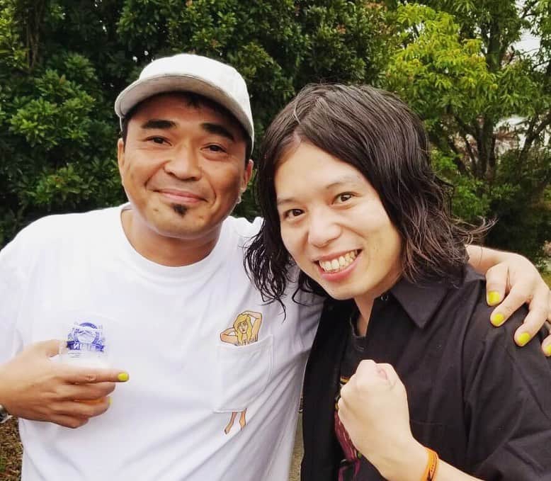 大内ライダーのインスタグラム：「ギターウルフ主催フェス『シマネジェットフェス2019 ヤマタノオロチライジング』出演してきました！  bambooさんに「milktubでベース弾かねぇ？武道館目指すから」と声を掛けてもらってから約4ヶ月、ついに初陣。 私も30代半ば、もはや勝負の時間は有限ゆえ、超高速で色々高めていくね。本気出してくぜ  ありがとうございました！  それにしても、こういうフェスはものすごく肌に合う(なぜかな？)(まるで前世の記憶？？) 初めてとは思えないレベルで全力で堪能、楽しませて頂きました。 かつて何度となくお世話になったTHE NEATBEATS、ザ50回転ズ、そしてKING BROTHERSという大先輩方と久々の再会、色々話ができて嬉しかった 何よりギターウルフ・セイジさんとこうしてまた関われたこと。会ってから別れるまでただただひたすらにロックの塊。 「大内クン！ちょっと絞った方がいいな！」 はい…今日から筋トレはじめます…  きわめつけは、石野卓球さんをbambooさんに紹介してもらった！バンドマン続けてて良かった〜 「初めて買ったCDはShangri-Laです！」 「オレも！」 0.1秒でこの返しができる格の違い、This is DENKI GROOVE ですよ  #シマネジェットフェス #ジェットフェス #ギターウルフ #milktub #石野卓球 #電気グルーヴ」