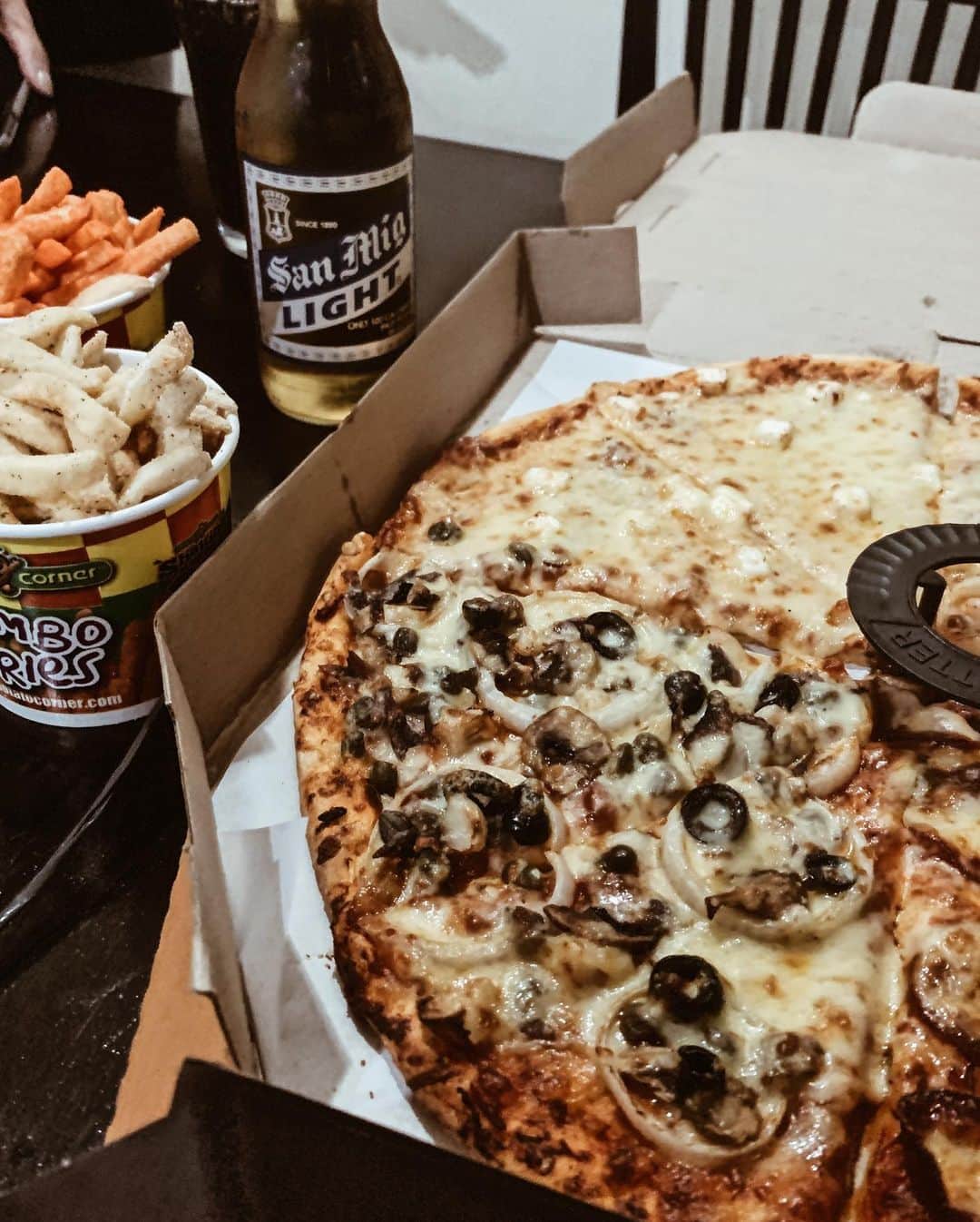 島野ミキさんのインスタグラム写真 - (島野ミキInstagram)「・ ・ 📍yellow cab pizza #pizza をテイクアウトしてみんなでピザパーティ🍕🍕🍕😝 ここのピザ美味しかった🤤❤️ 友達同士で留学ってこーゆーのを楽しめるからいいよね❤︎ ・ ・ @firstclasscebu #食べログ#食レポ#ピザ#restaurant#BTC#food #firstclasscebu#ファーストクラスセブ#simonmethod#サイモンメソッド#日本人による日本人のための#ゼロから始める英会話#留学語学学習 #英語勉強法 #英会話レッスン#留学生活#Life#Lifestyle#学生#English#Studie#school#セブ島#フィリピン#Philippine#🇵🇭#学生#女子会#仲良し#Life#lifestyle」9月23日 23時53分 - miki_shimano